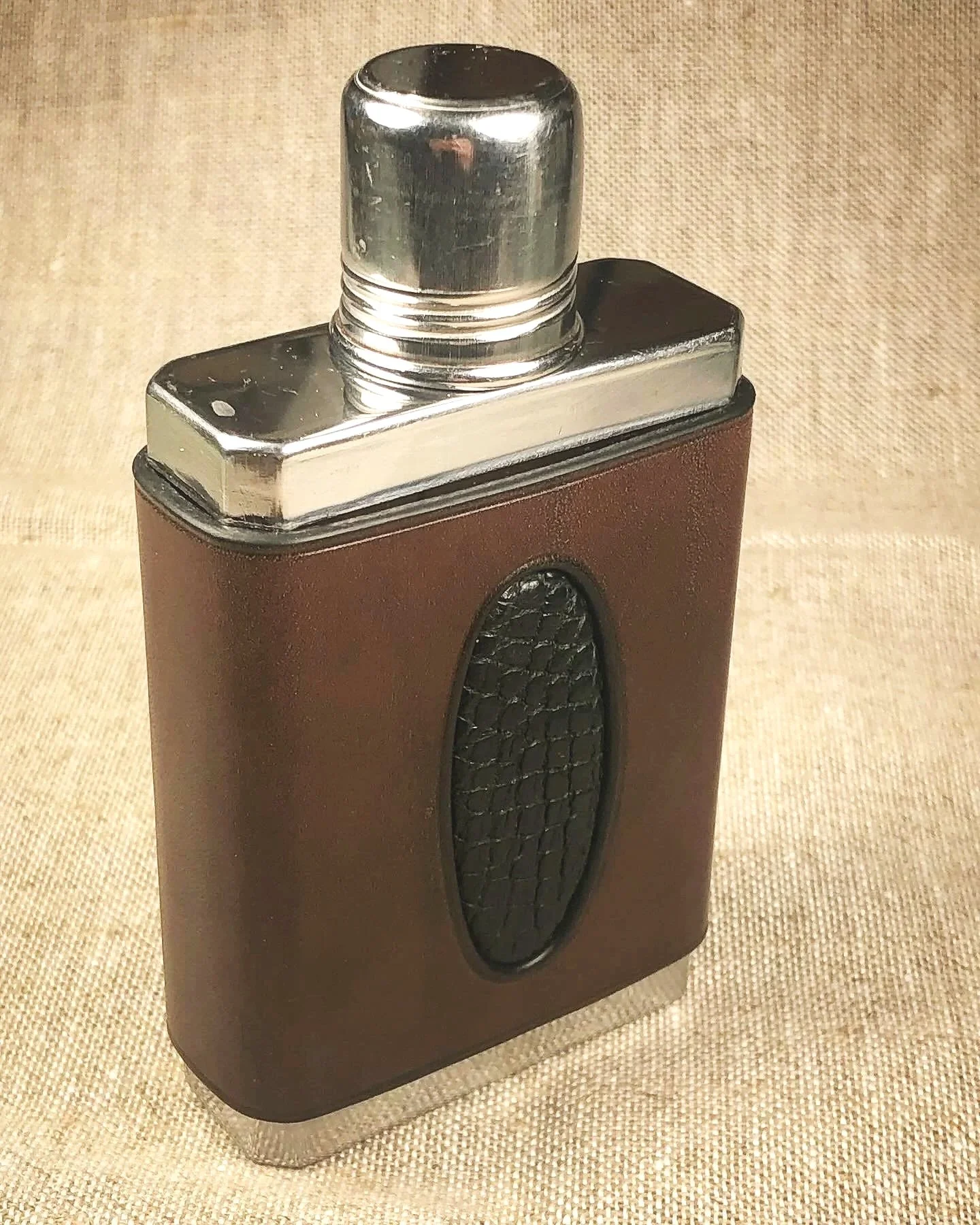 Schutzhülle mit Kaimanleder-Einsatz für antiken Flachmann