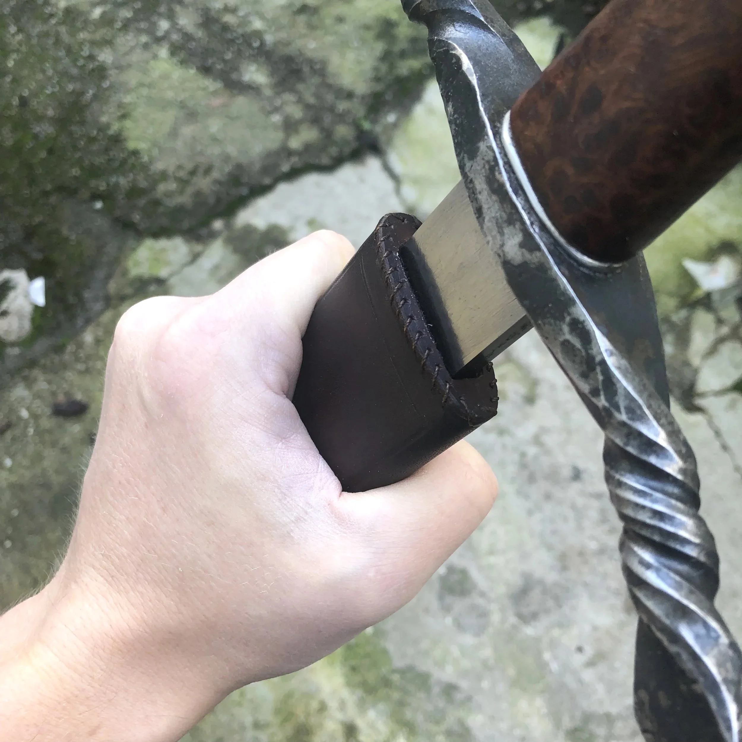 Scheide für ein vom Kunden selbst geschmiedetes Schwert; Detail: Scheidenmund