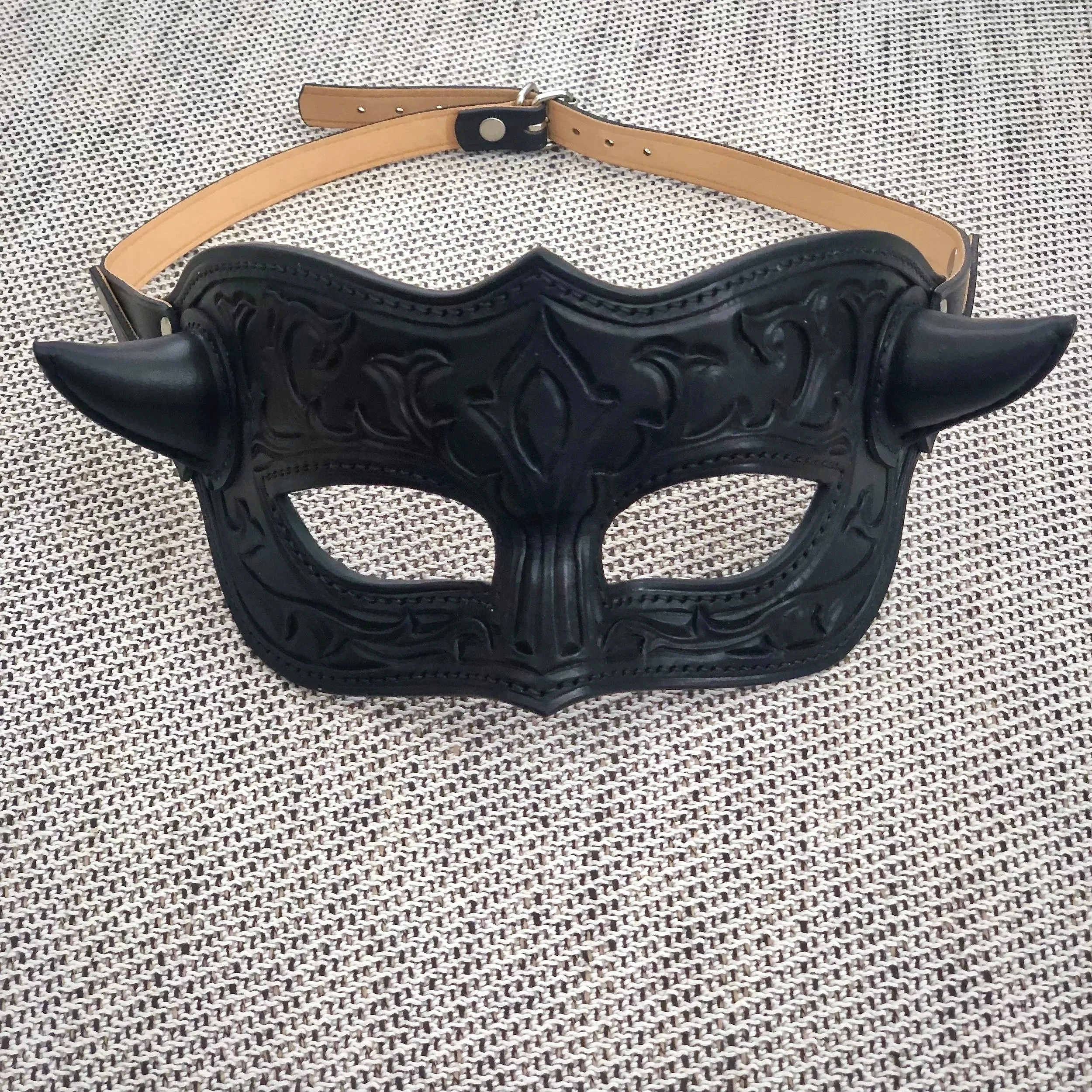 Halbmaske mit Punzierung und Microfaser-Futter