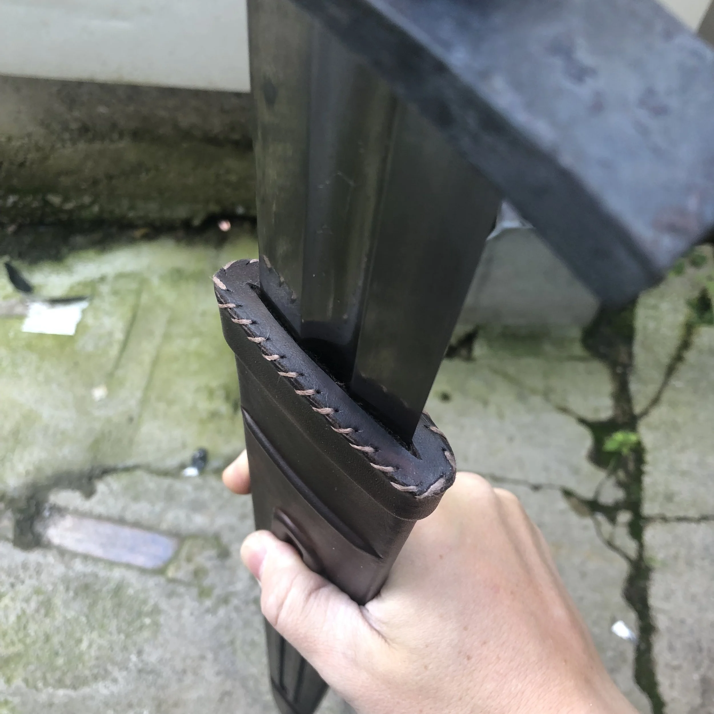 Scheide für zweihändiges Fantasy-Wikingerschwert von Christoph Feichtl (Kalderum Klingenkunst); Detail: Scheidenmund