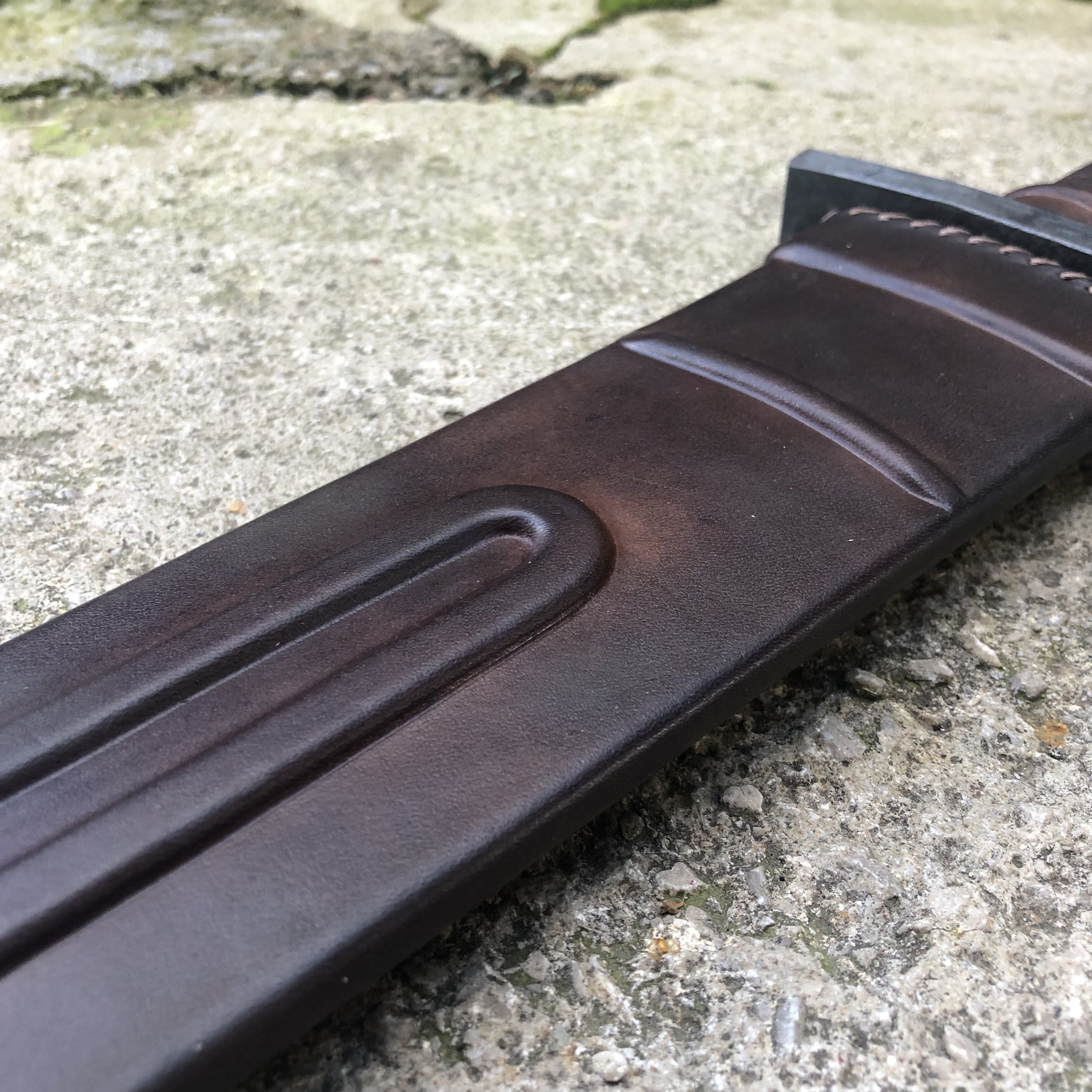 Scheide für zweihändiges Fantasy-Wikingerschwert von Christoph Feichtl (Kalderum Klingenkunst); Detail: Zierauflage