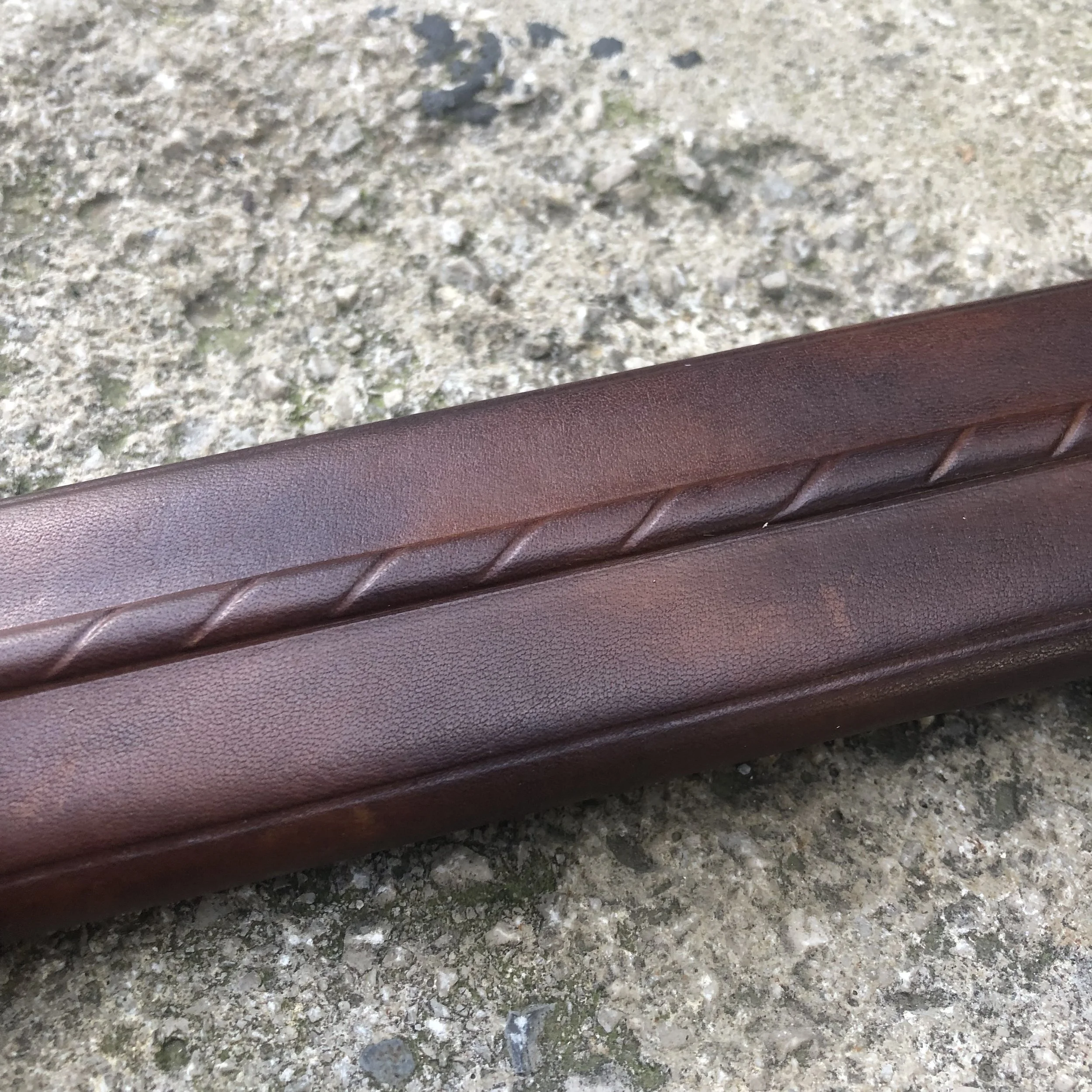 Scheide für ein vom Kunden selbst geschmiedetes Schwert, Detail: Mittelgrat mit Blindprägung