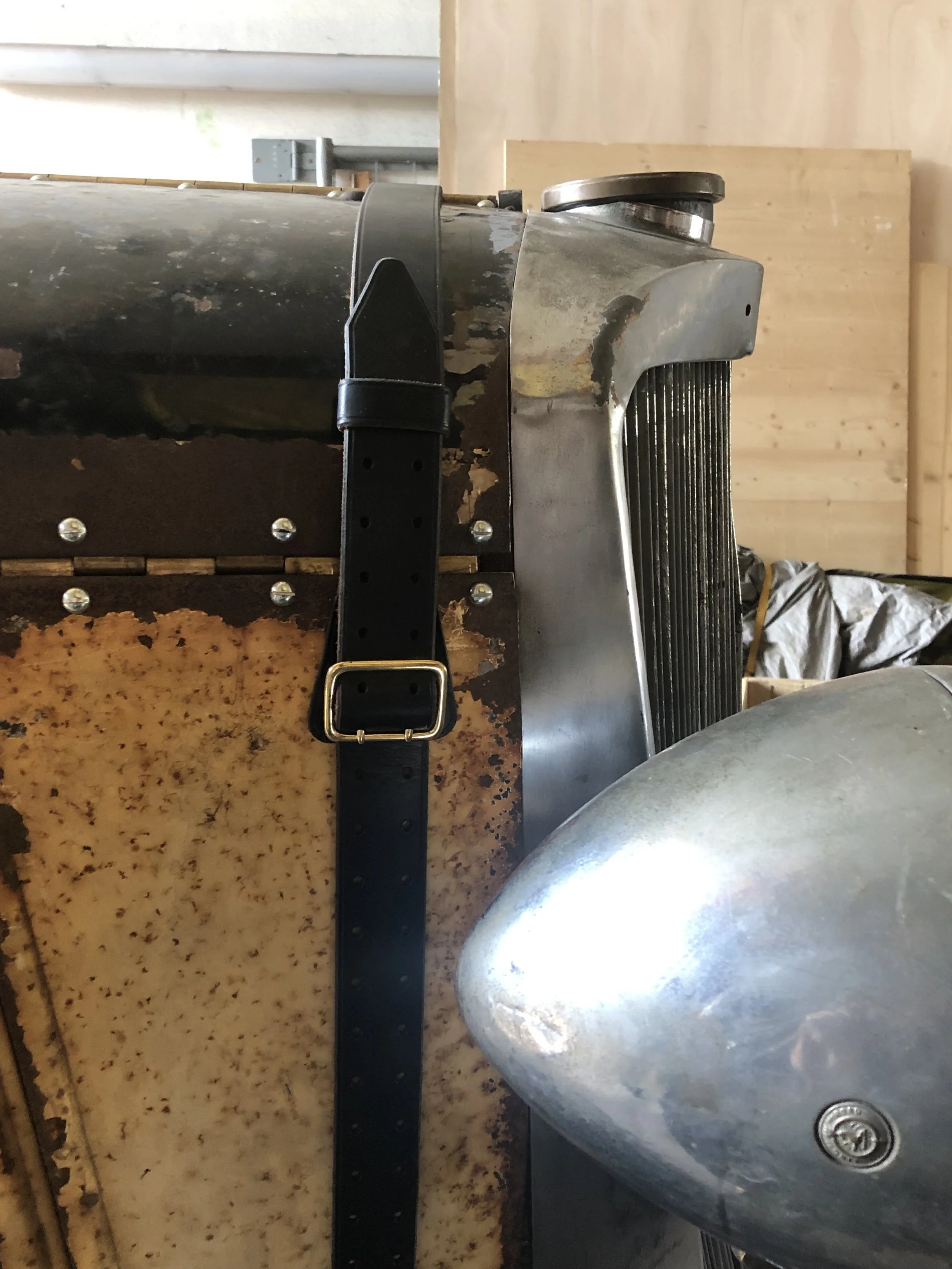 Motorhauben-Spanngurte für einen Oldtimer