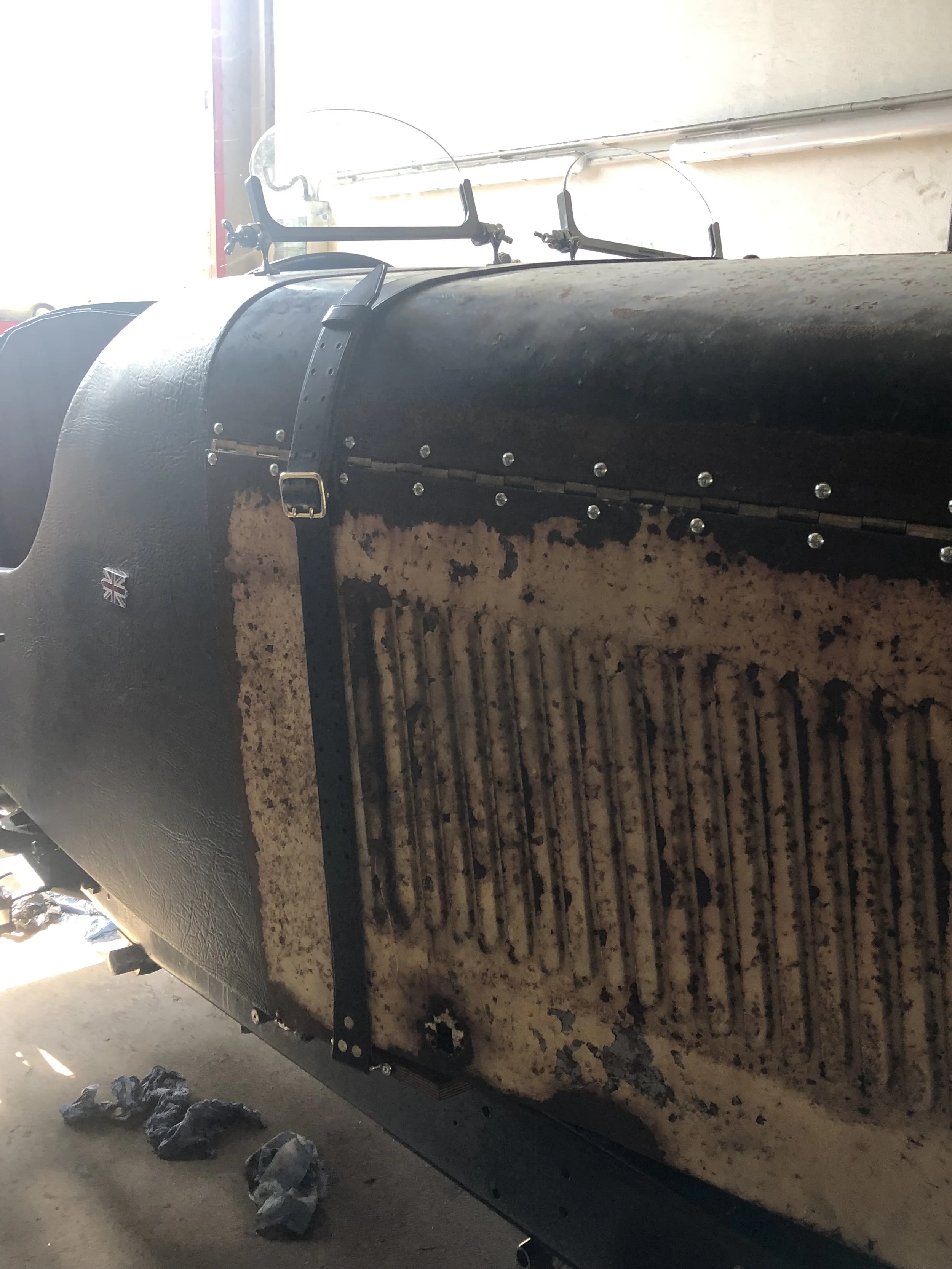 Motorhauben-Spanngurte für einen Oldtimer