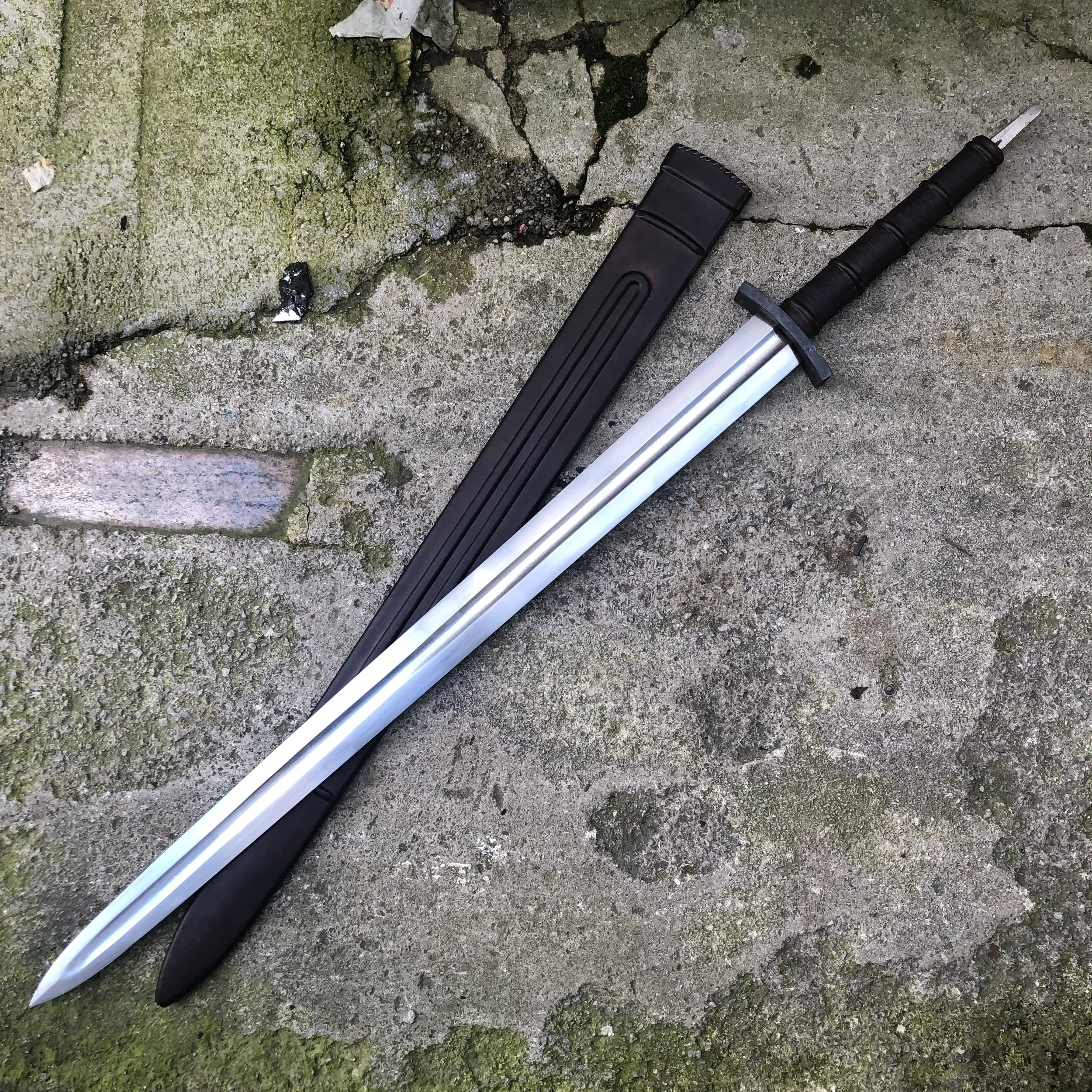 Scheide für zweihändiges Fantasy-Wikingerschwert von Christoph Feichtl (Kalderum Klingenkunst)