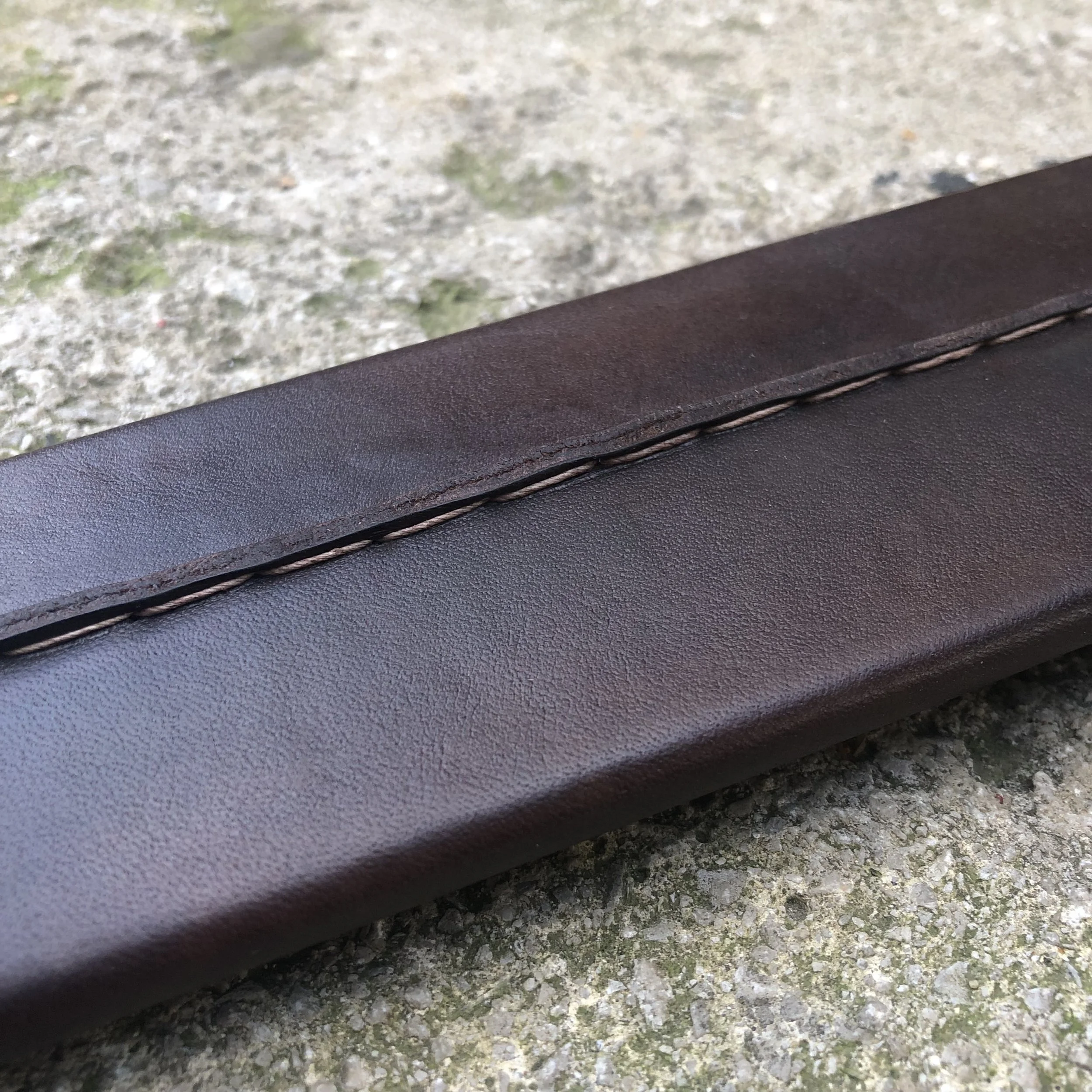 Scheide für zweihändiges Fantasy-Wikingerschwert von Christoph Feichtl (Kalderum Klingenkunst); Detail: Rückseite