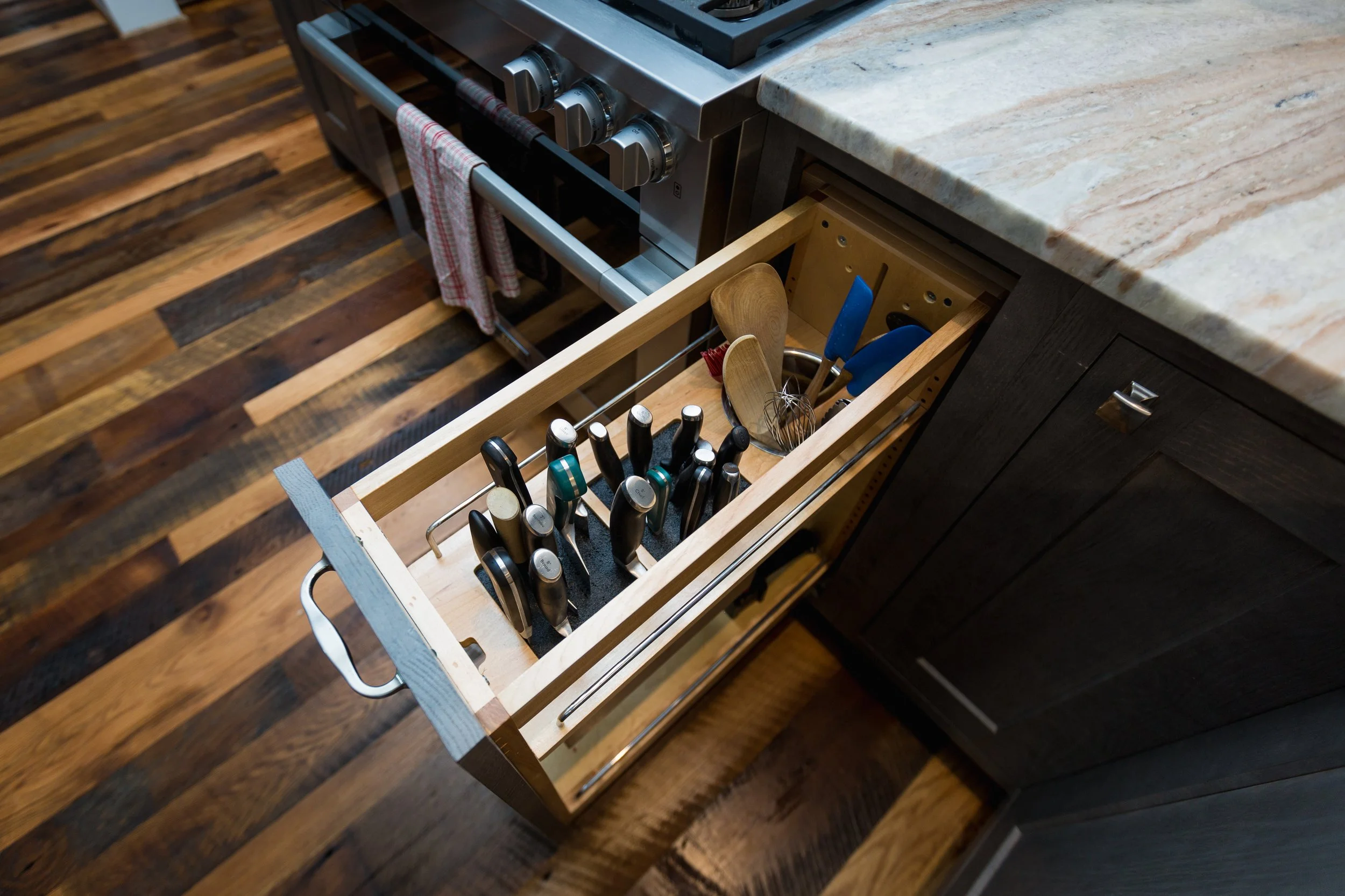 Pull Out Knife & Utensil Storage