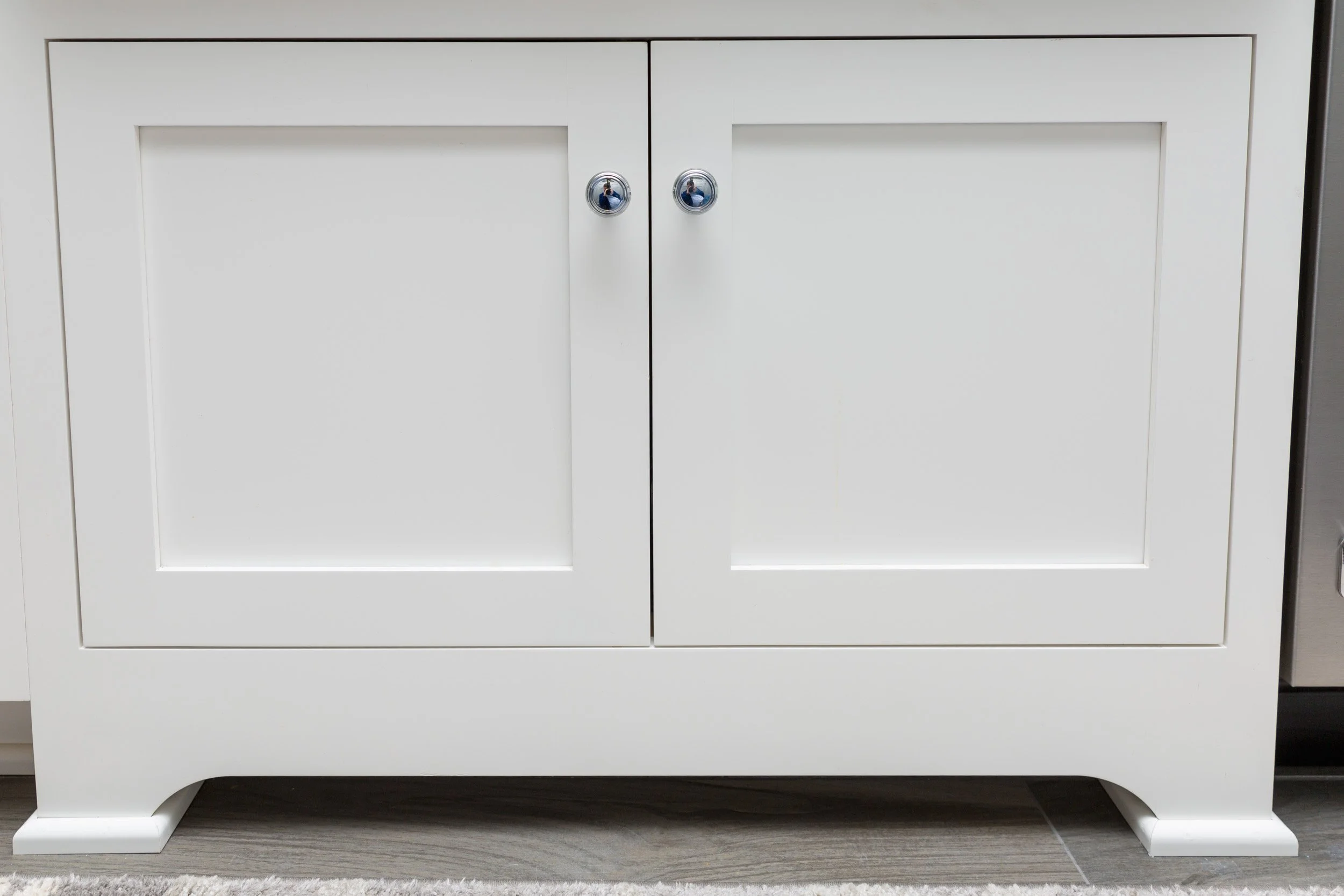 Sink Base with Decorative Traditional Toe