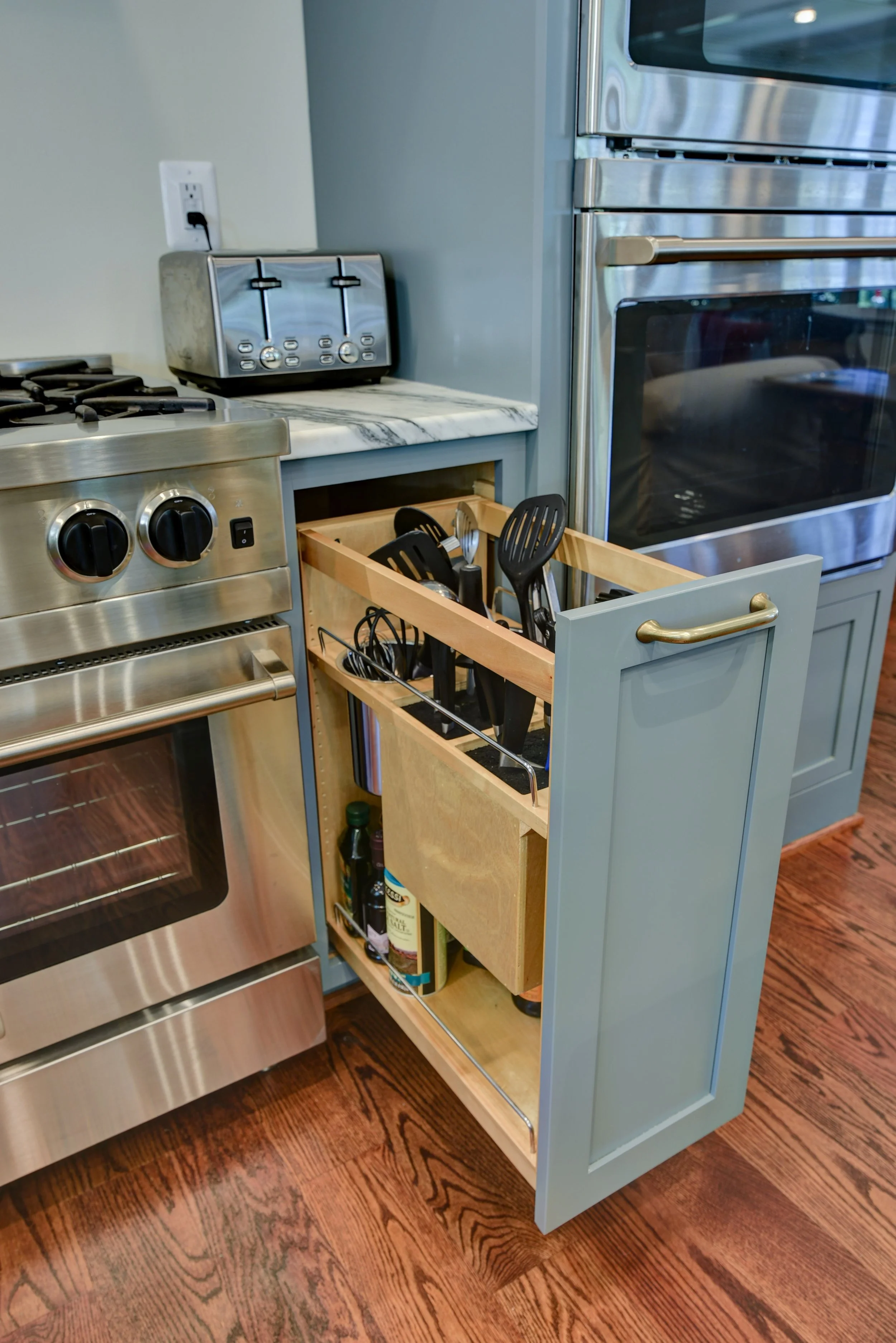 Pull Out Knife & Utensil Storage