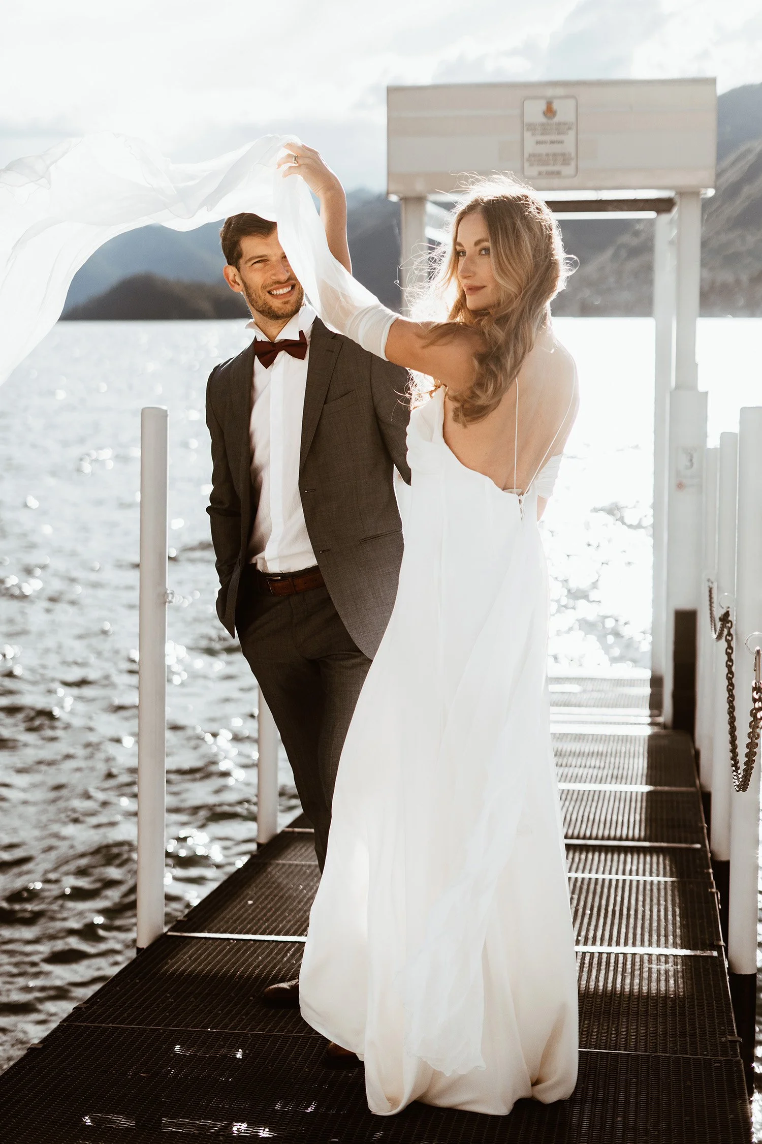 Pareja de novios en lago de como 