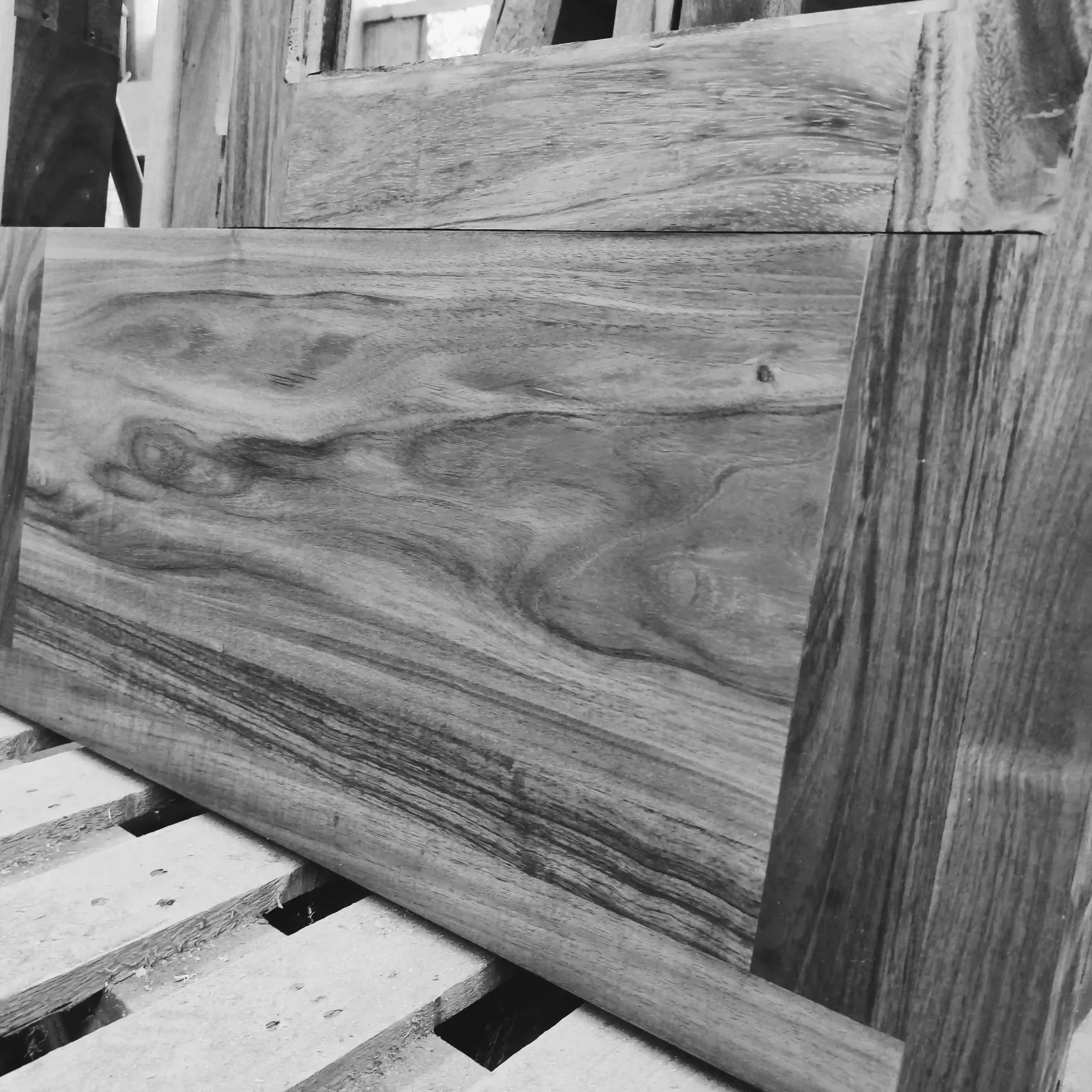 Detalle en primer plano de la veta natural y texturas exóticas de madera de Tzalam. Selección de materiales de alta gama para mobiliario de diseño en Estudio Madera.