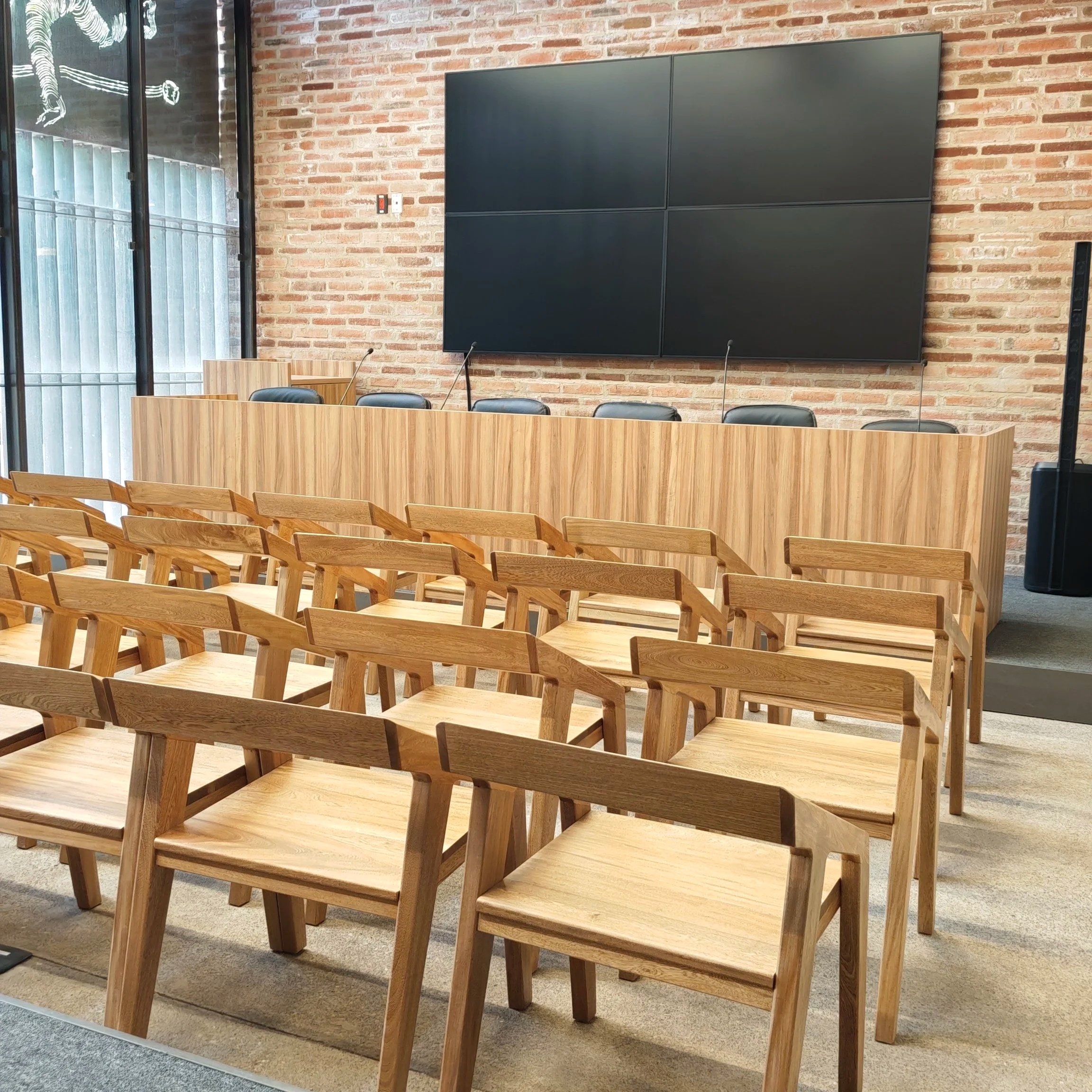 Sillería en madera maciza de Rosa Morada y presídium institucional fabricados por Estudio Madera para la sala de prensa del Estadio Yu'va en Oaxaca.