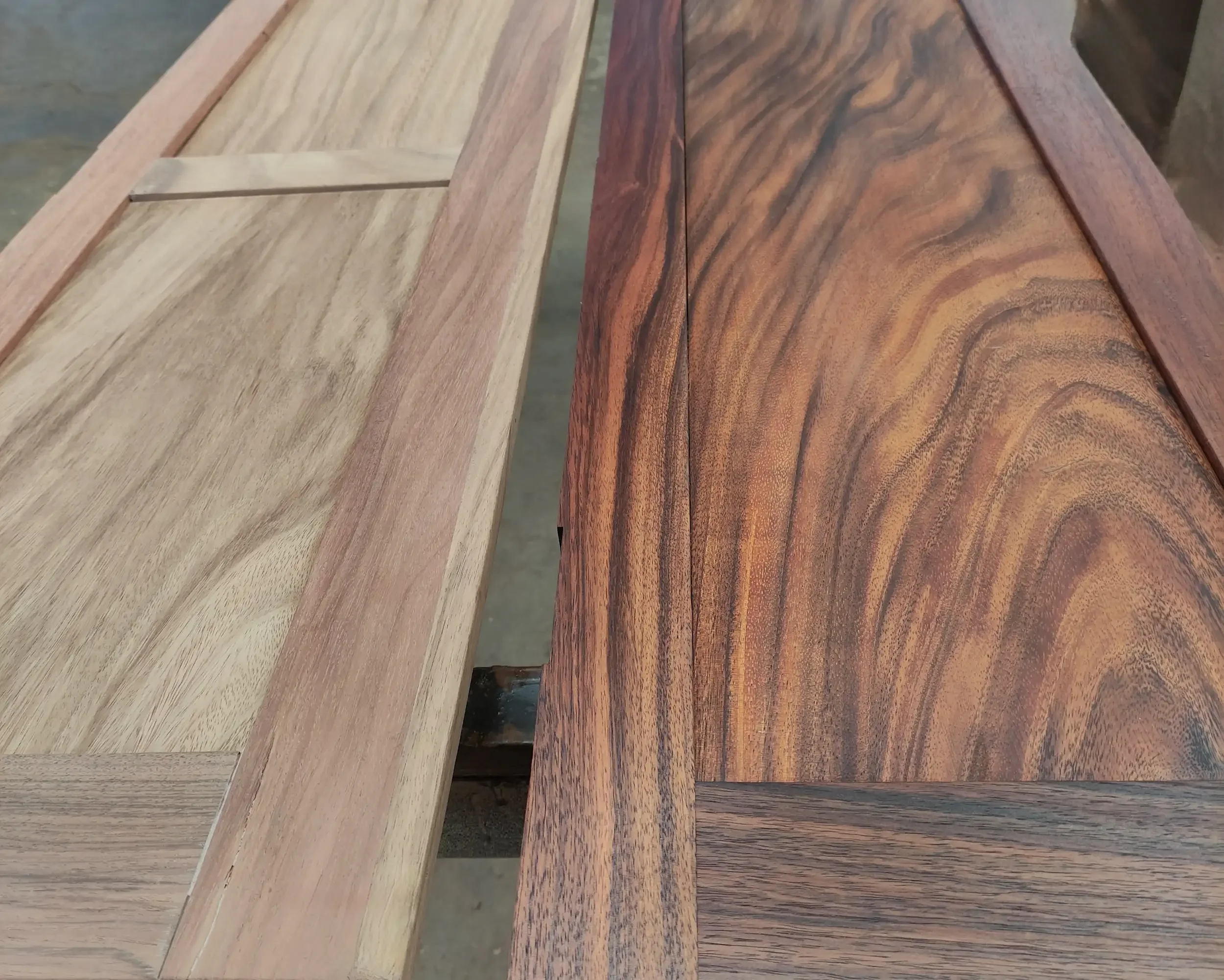 Detalle macro comparativo de madera de Tzalam: estado crudo vs. acabado con aceites naturales. Muestra la riqueza de la veta y los tonos cobrizos logrados artesanalmente por Estudio Madera.