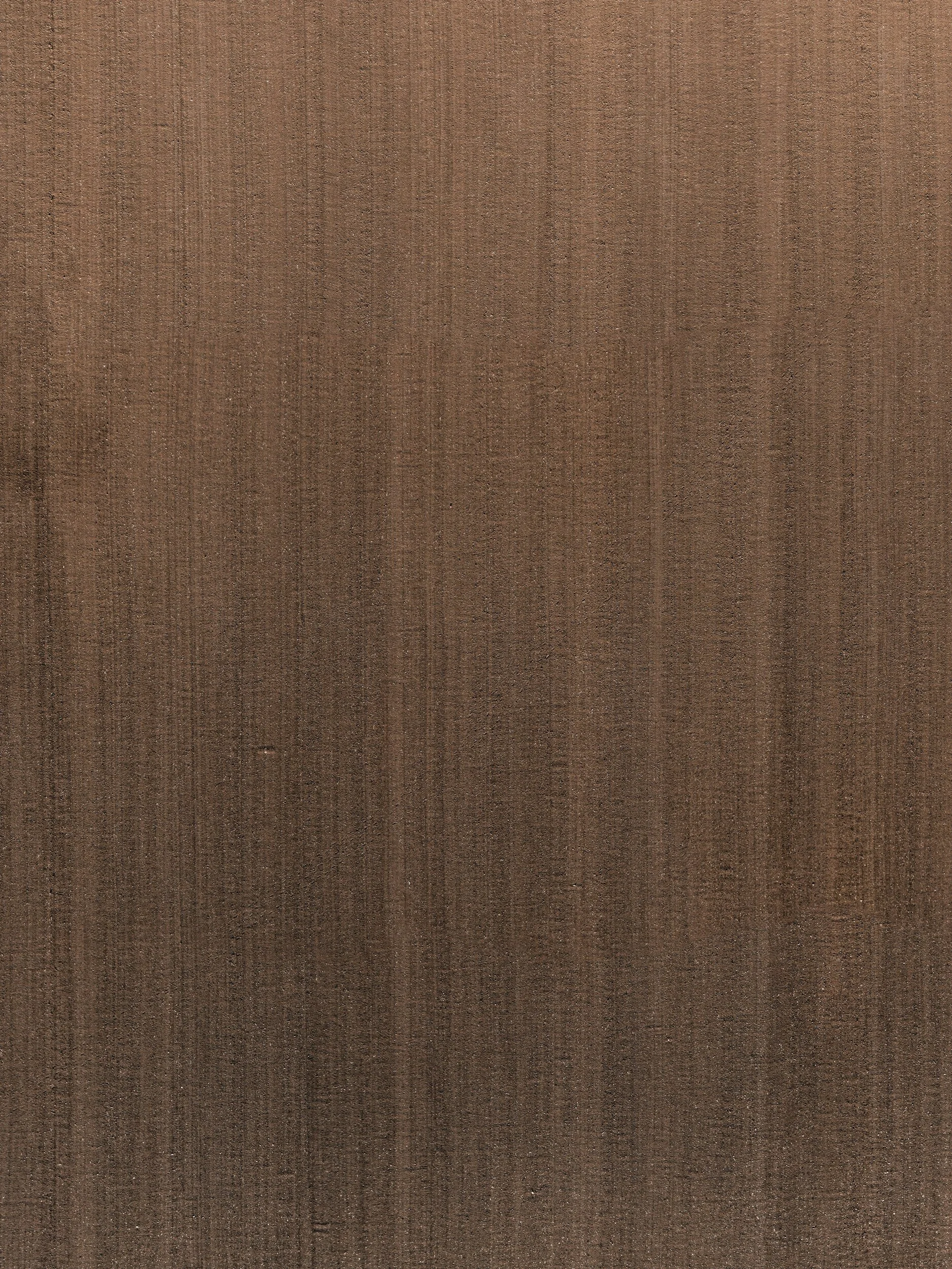 Muestra de enchapado natural de madera de Nogal de veta lineal y simétrica, optimizado para paneles arquitectónicos y continuidad visual en mobiliario.