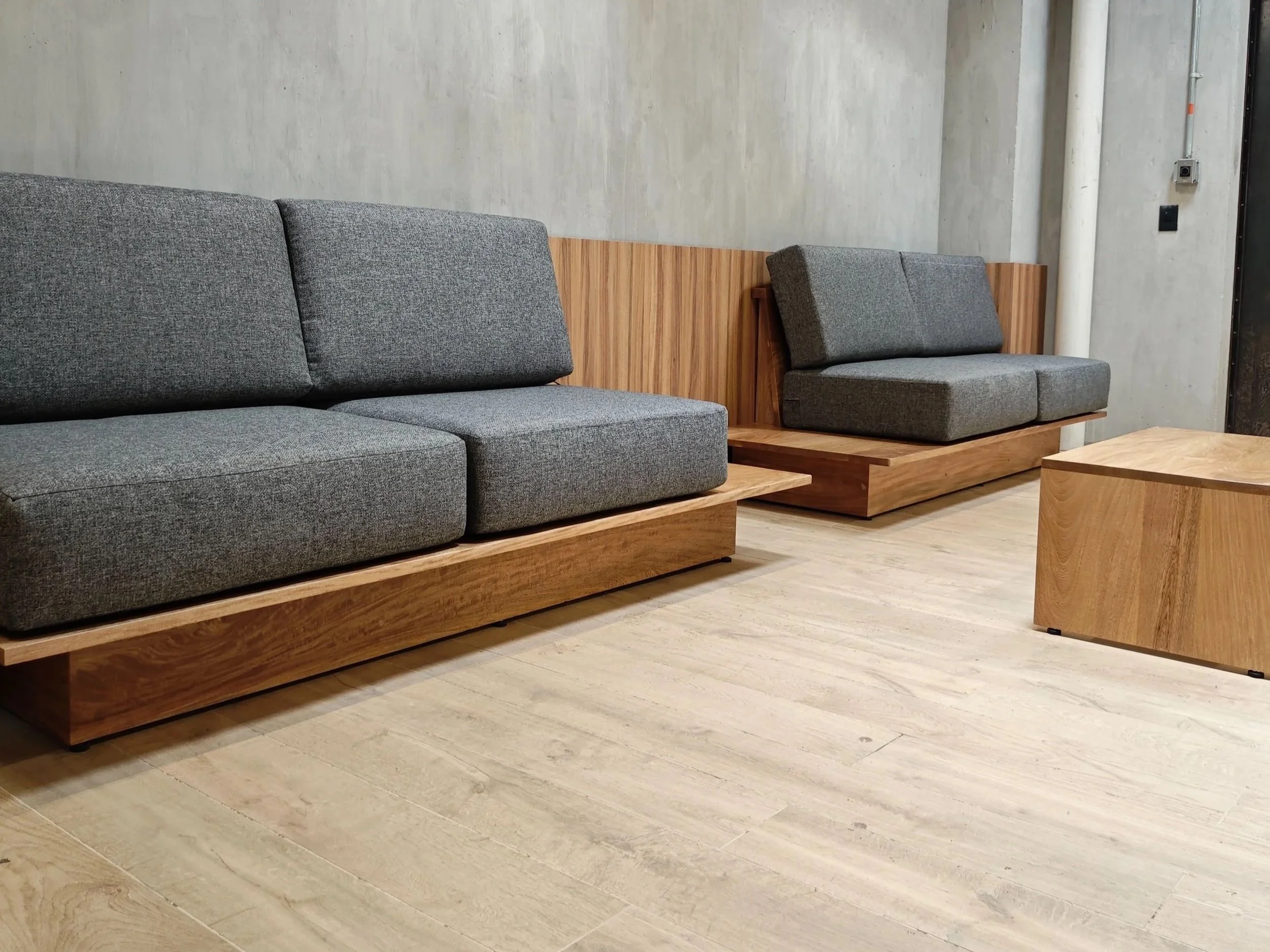 estudio-madera-sofas-oficinas-estadio-yuva-oaxaca.jpg