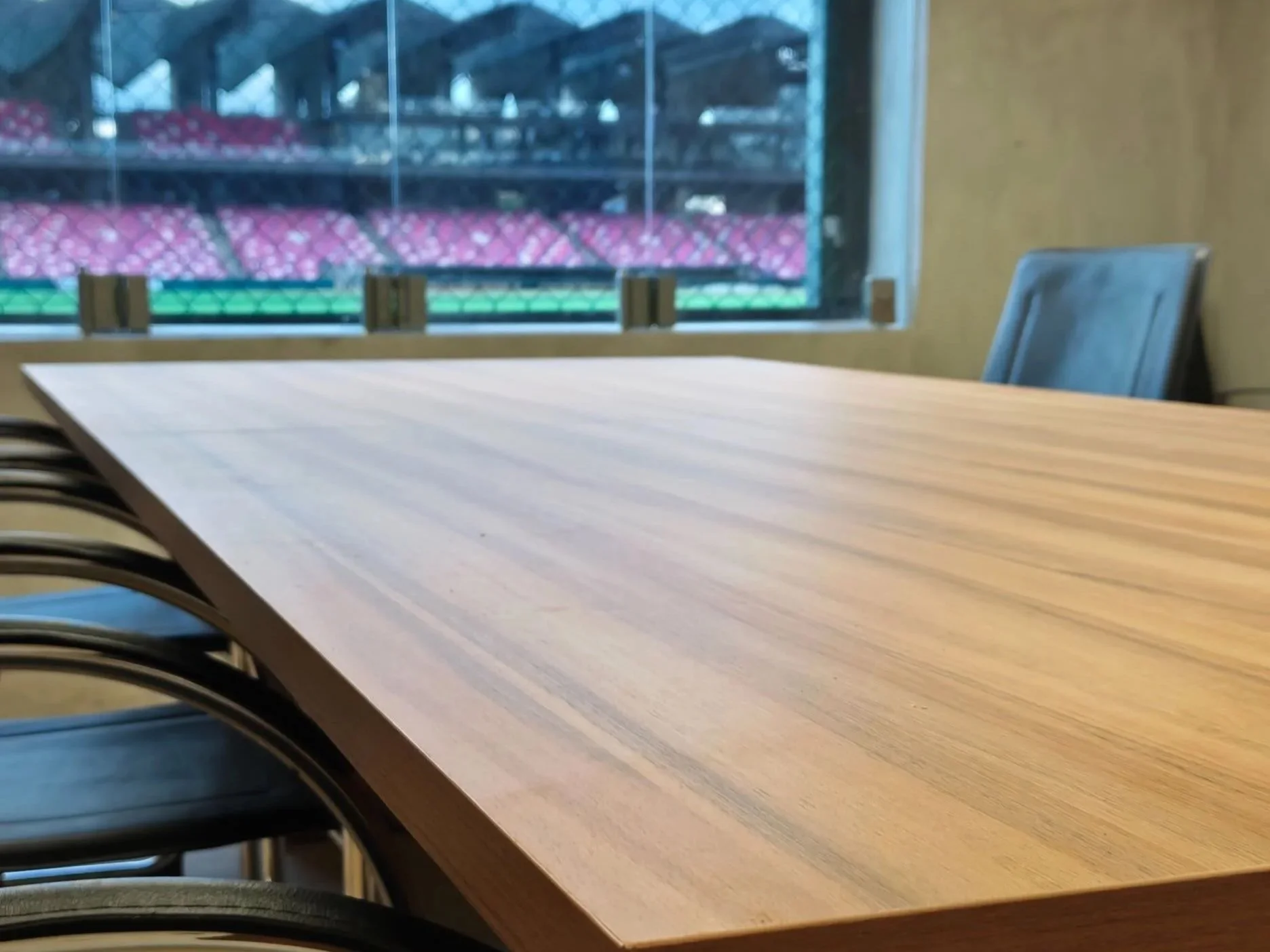 estudio-madera-mesa-sala-juntas-estadio-yuva-oaxaca..jpg