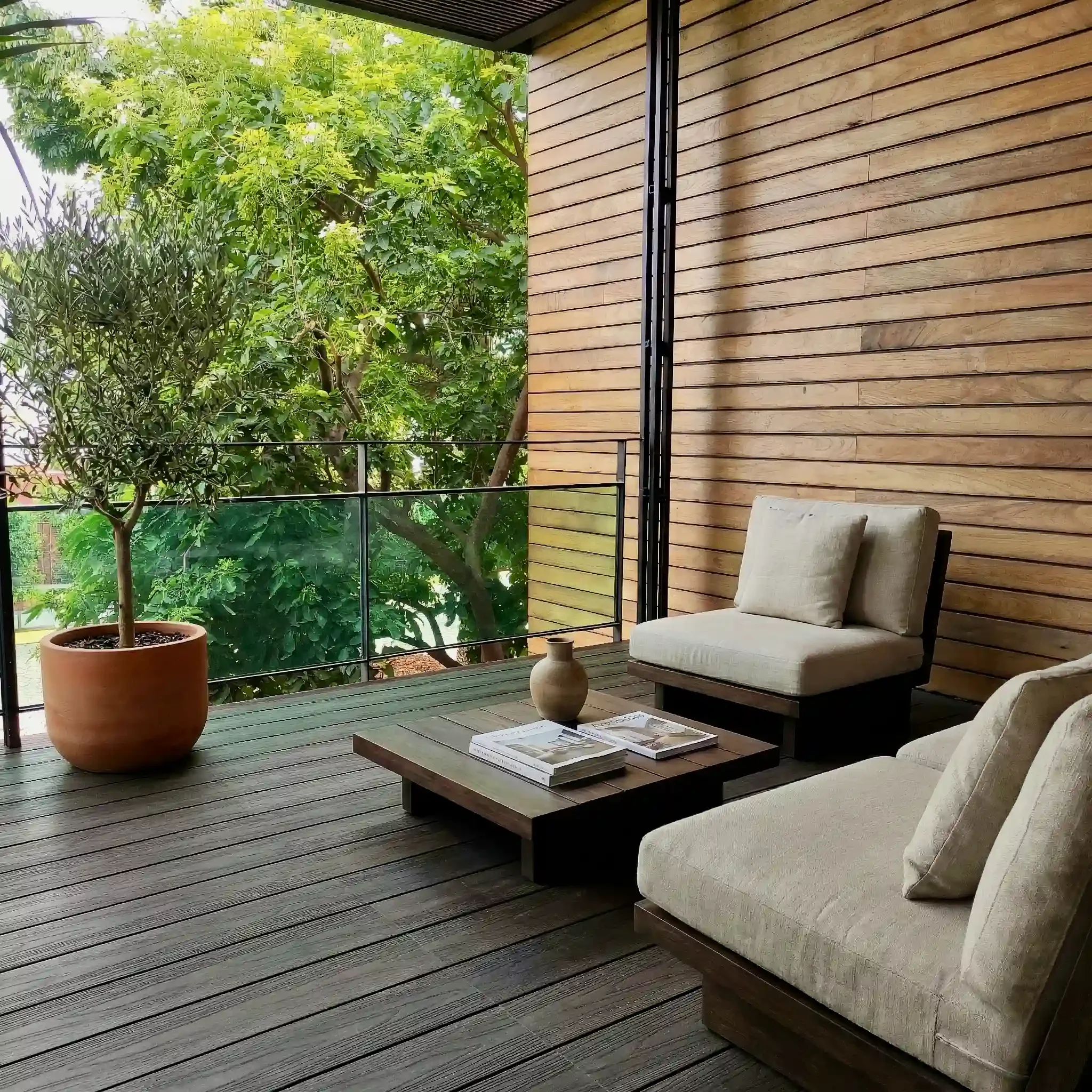 Instalación de Deck WPC (madera sintética) de alto desempeño para terrazas exteriores y áreas comunes. Infraestructura de bajo mantenimiento y alta resistencia a la intemperie para proyectos comerciales y residenciales en Oaxaca.