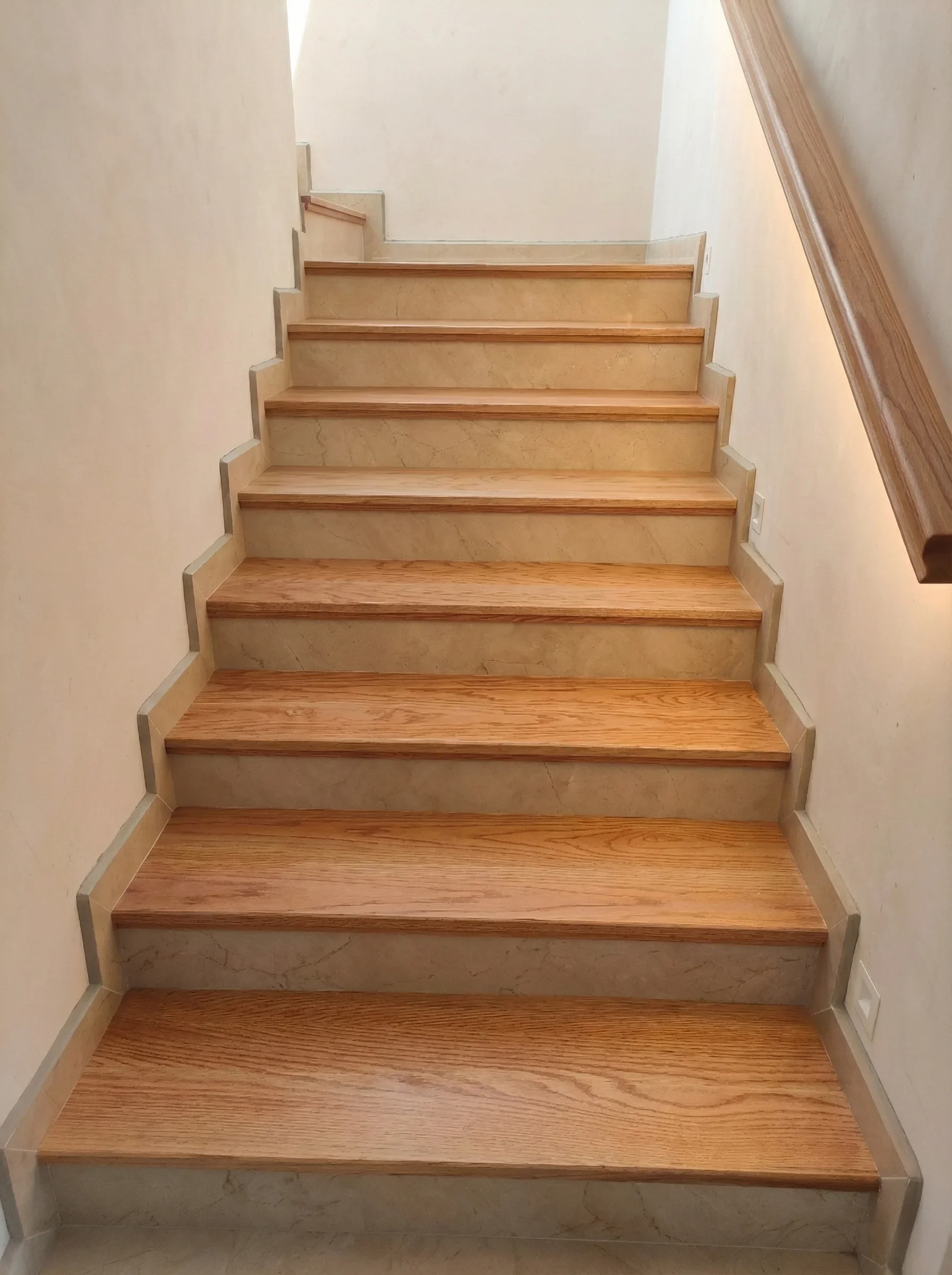 Escalera residencial moderna con huellas de madera sólida de Encino americano. Incluye pasamanos. Carpintería fija y acabados de lujo en Oaxaca.