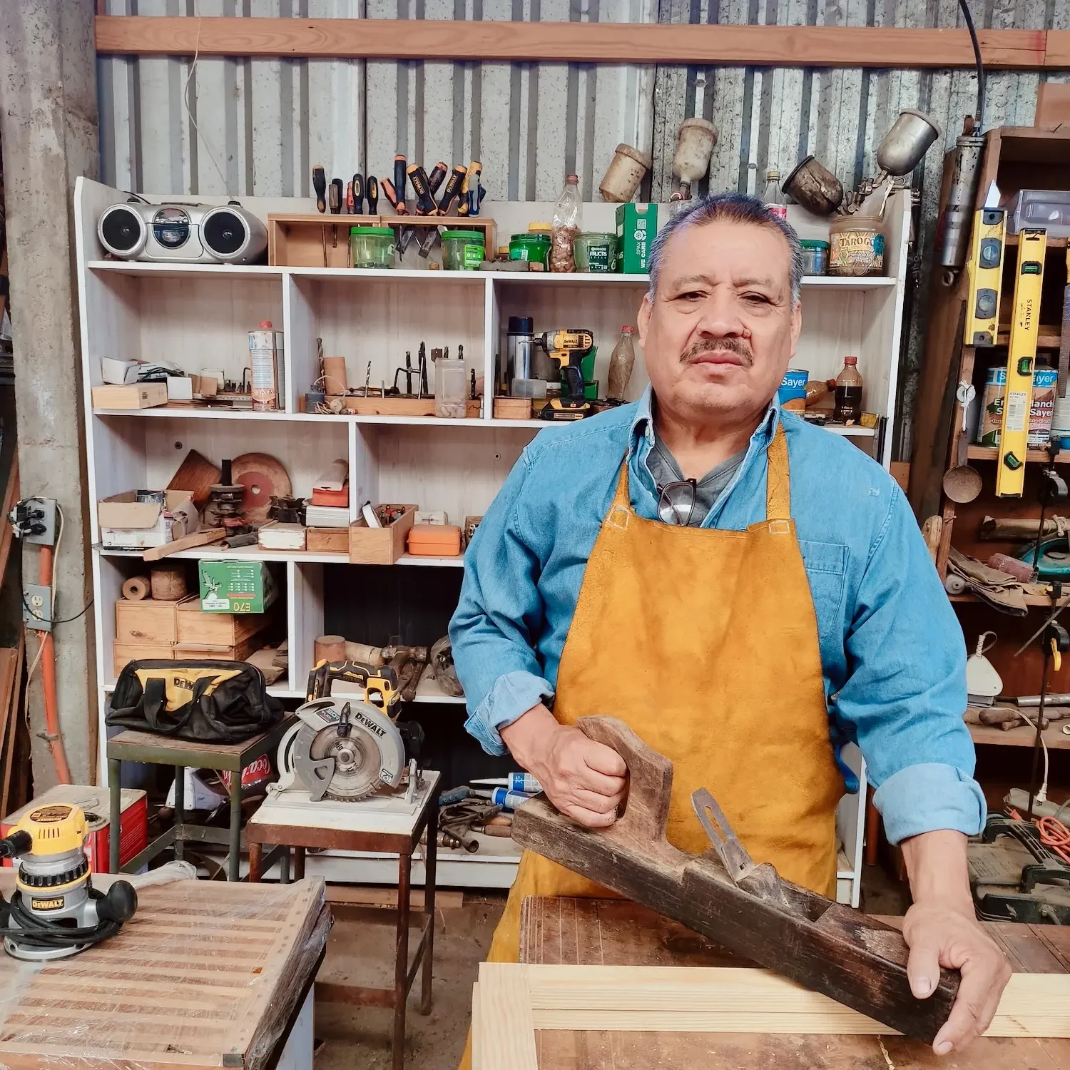 Maestro carpintero trabajando con cepillo tradicional en el taller de Estudio Madera en Oaxaca.