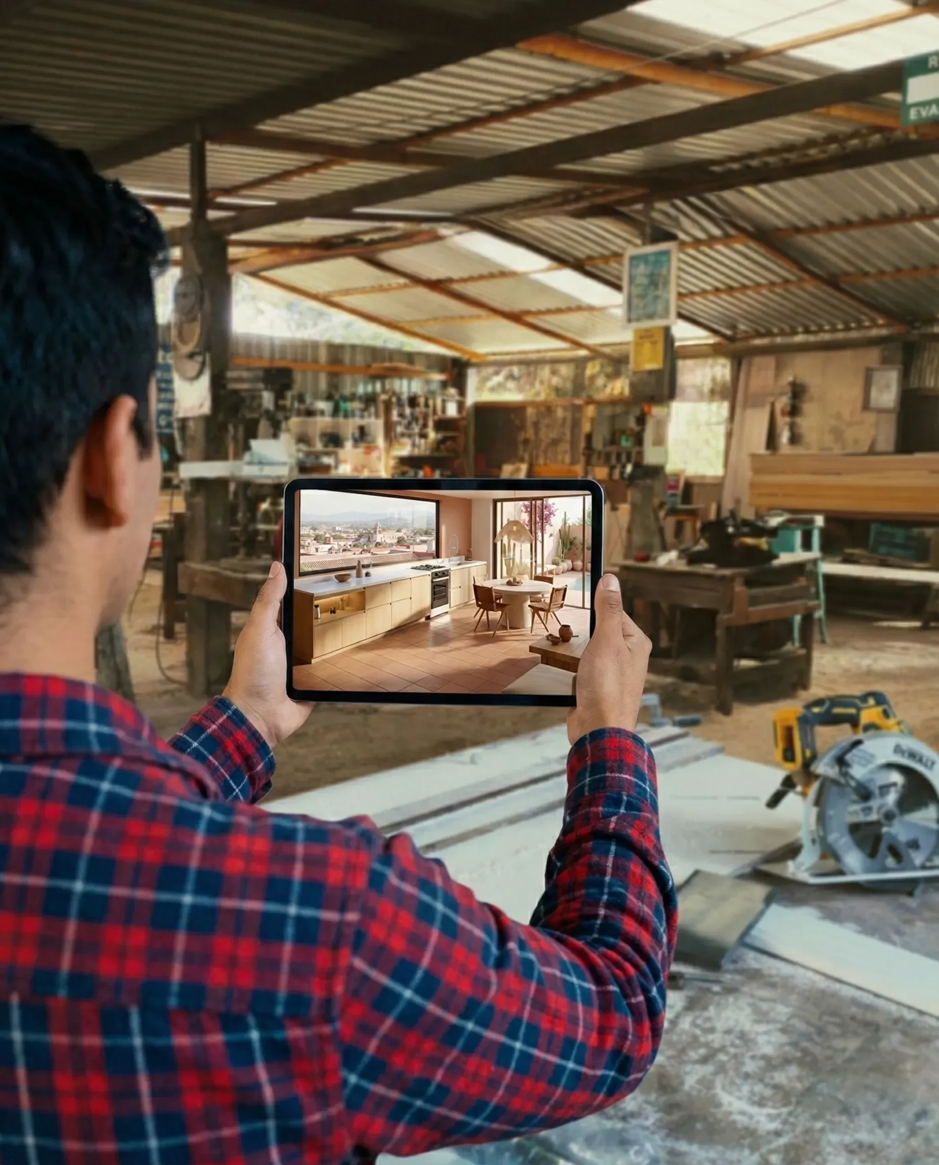 Visualización de diseño de interiores 3D en iPad dentro de taller tradicional de carpintería. Fusión de tecnología moderna y artesanía de alta gama en Estudio Madera Oaxaca.