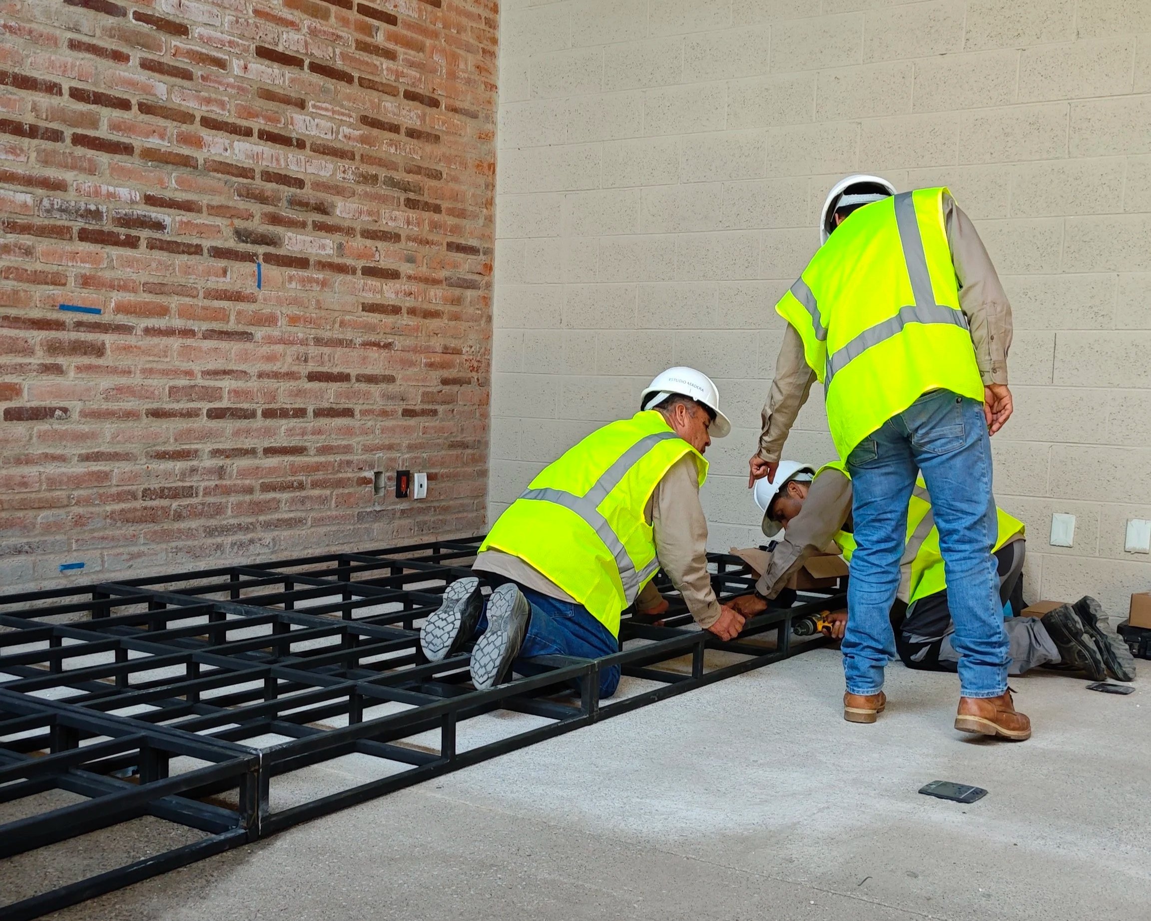 Instalación y nivelación de estructura de acero para la plataforma técnica de medios en la sala de prensa del Estadio Yu'va por Estudio Madera.