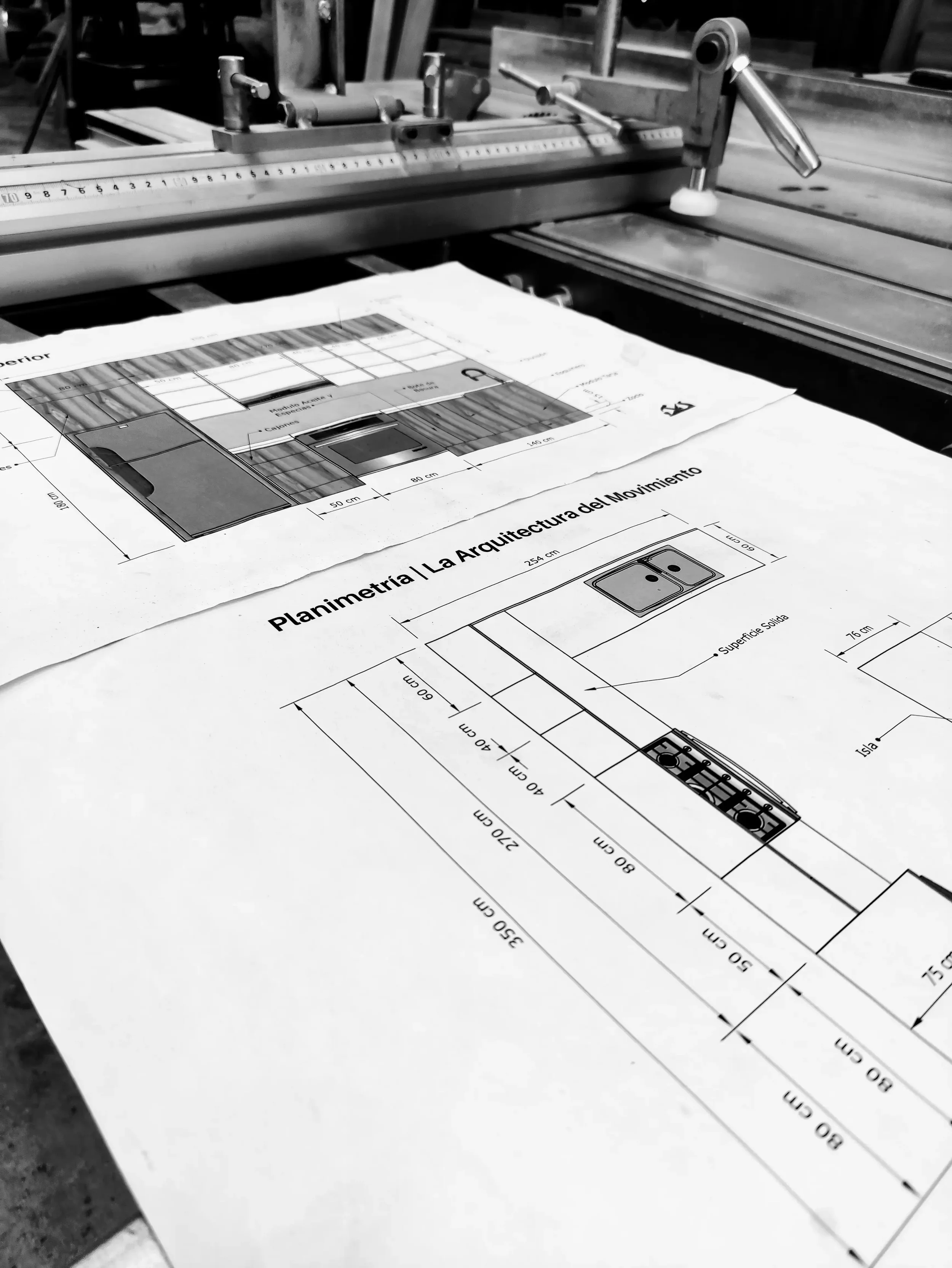 Planimetría técnica y planos de detalle para fabricación de cocina integral sobre mesa de trabajo en taller de carpintería de alto nivel Estudio Madera Oaxaca.