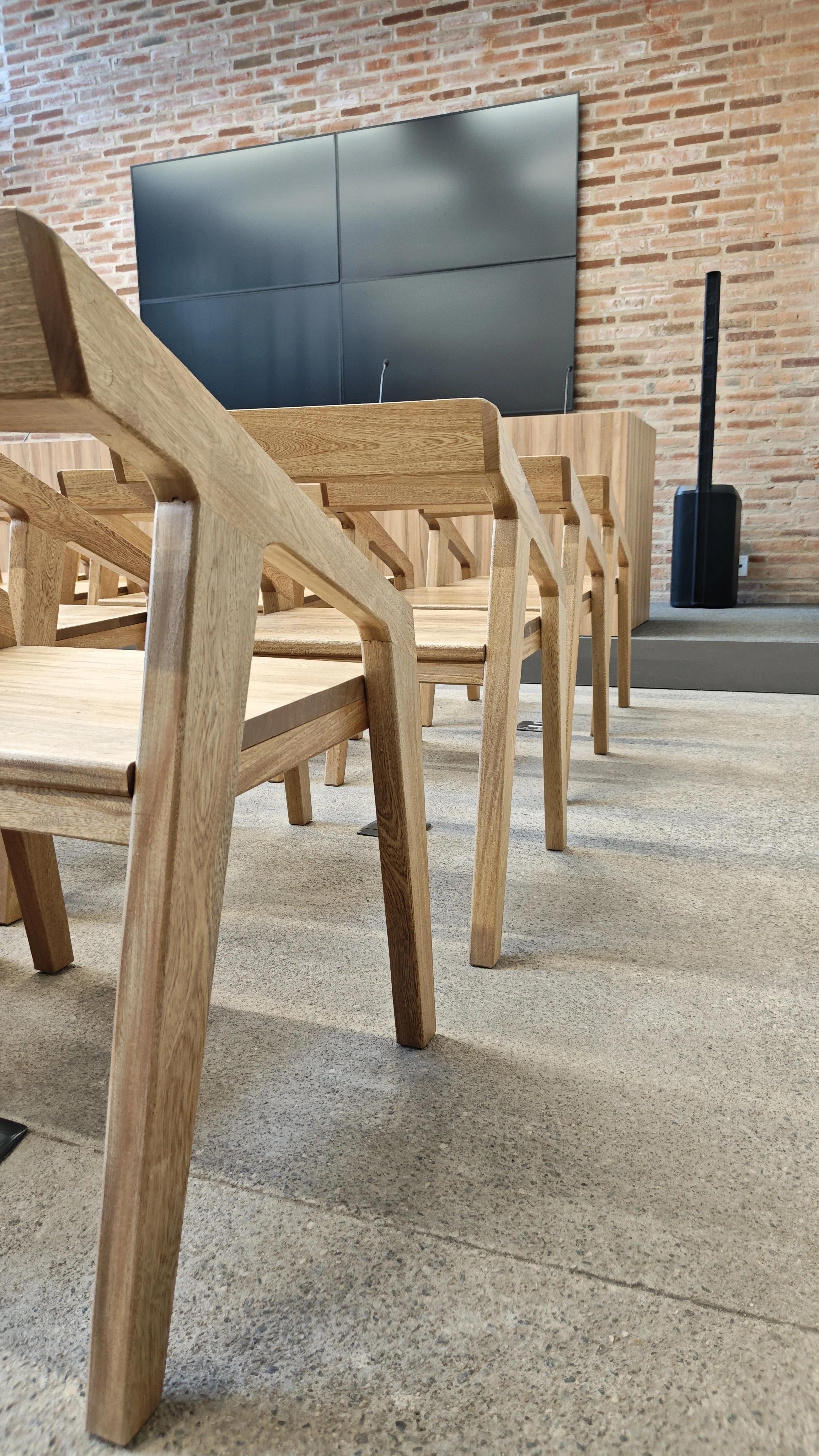 Detalle de ensamble y acabado en silla de madera sólida de Rosa Morada para la sala de prensa del Estadio Yu'va por Estudio Madera.