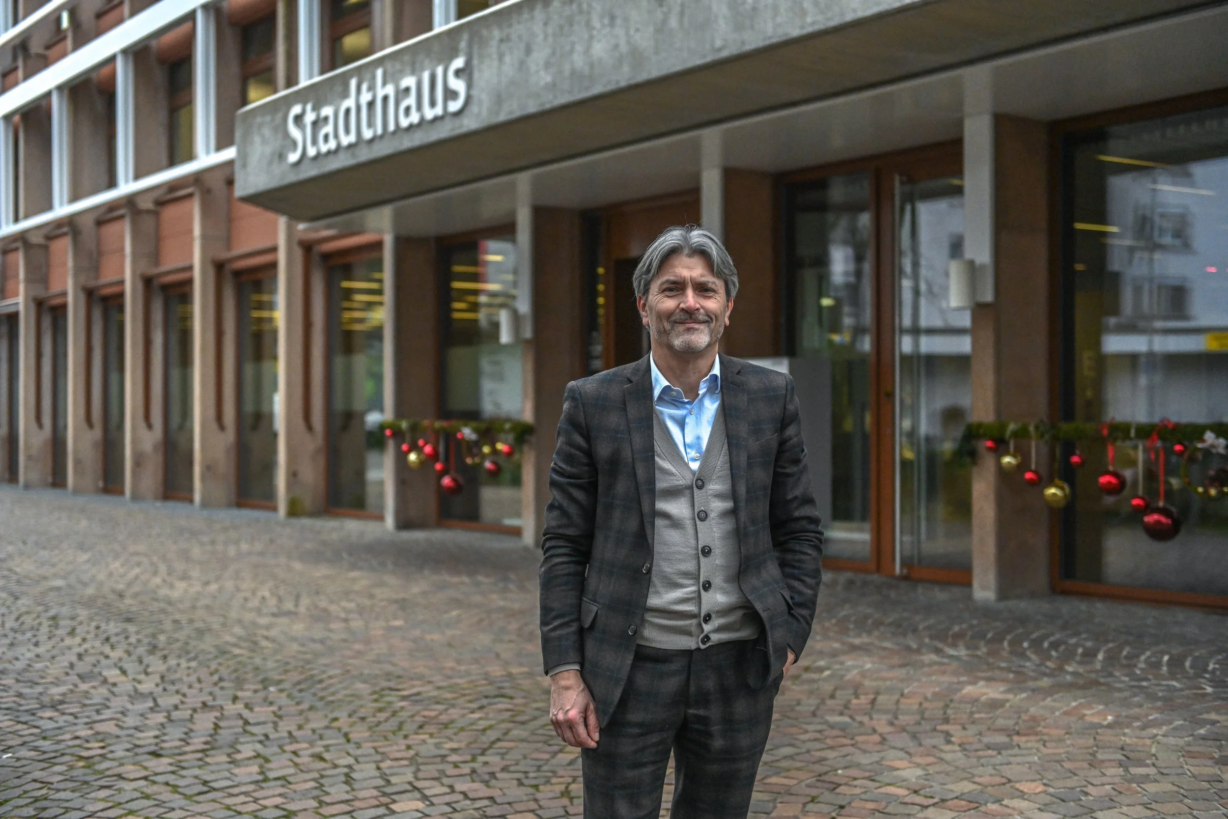 Stadtpräsident Markus Bärtschiger in Schlieren vor dem Stadthaus.