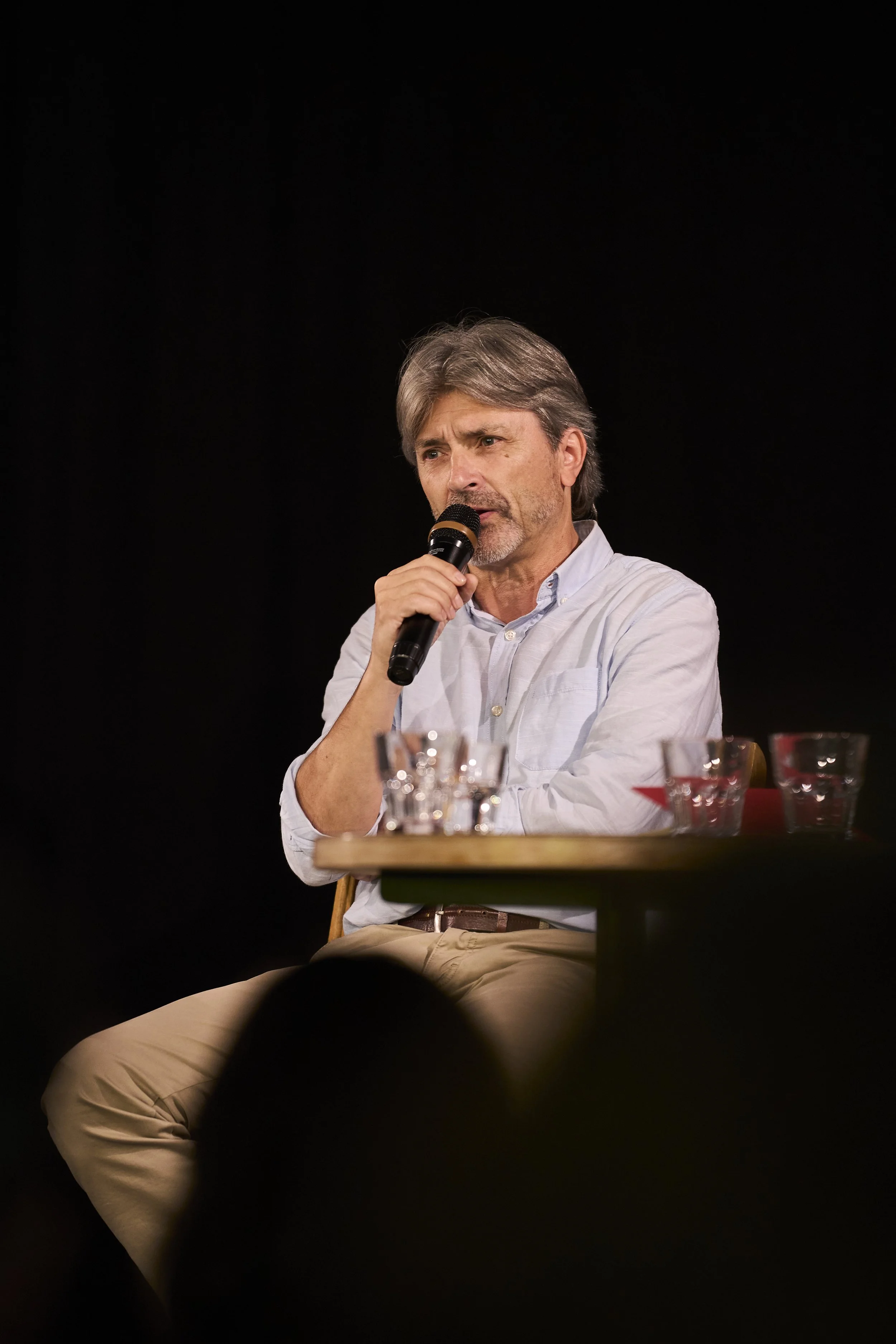 Stadtpräsident Markus Bärtschiger spricht mit einem Mikrophon.