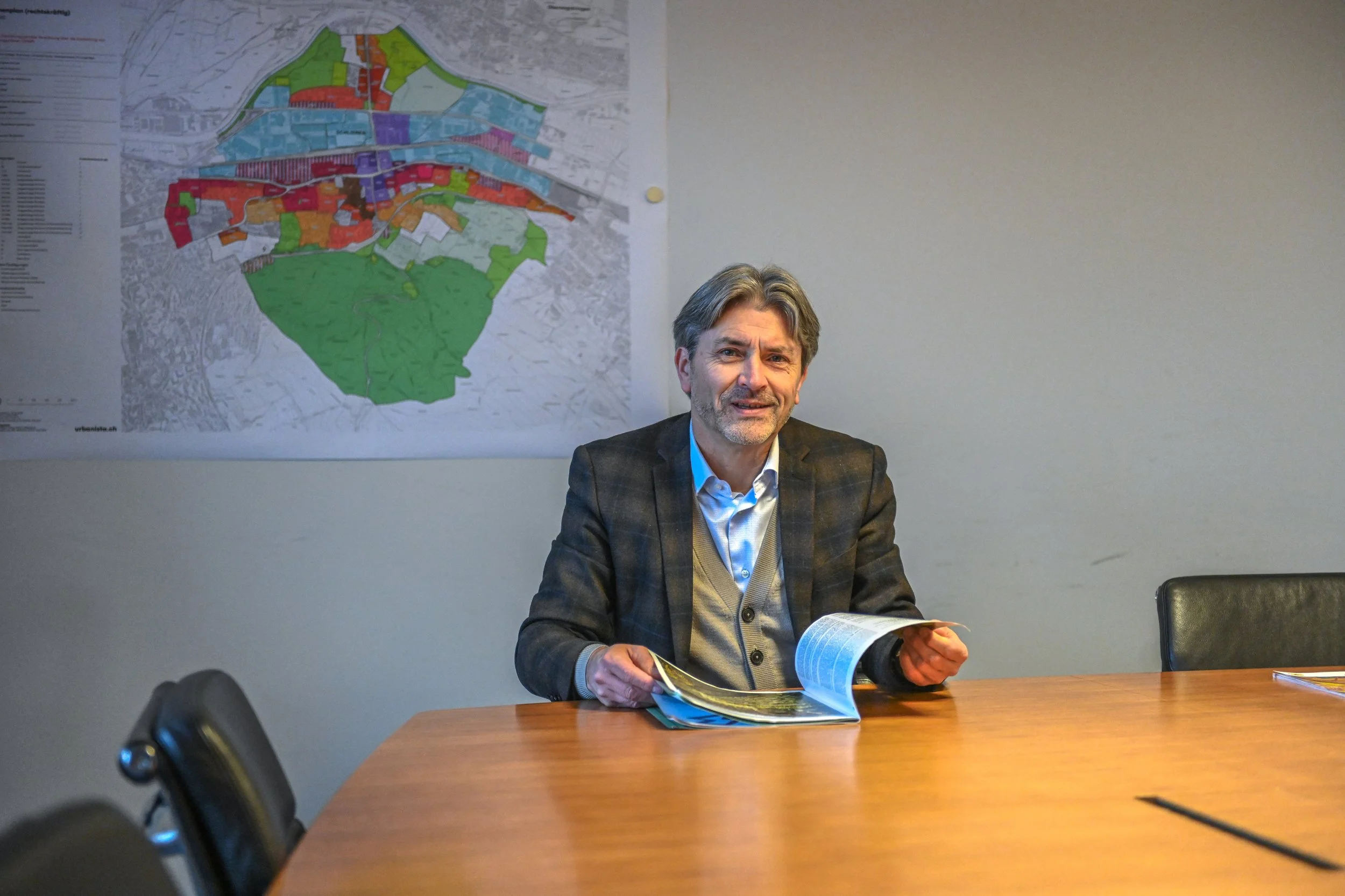 Stadtpräsident Markus Bärtschiger im Stadtratszimmer der Stadtrats von Schlieren.
