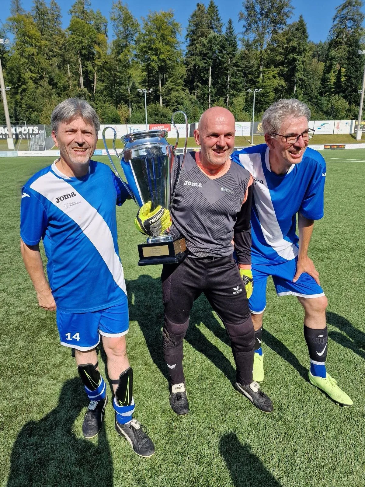 Stadtpräsident Markus Bärtschiger hält einen Pokal.