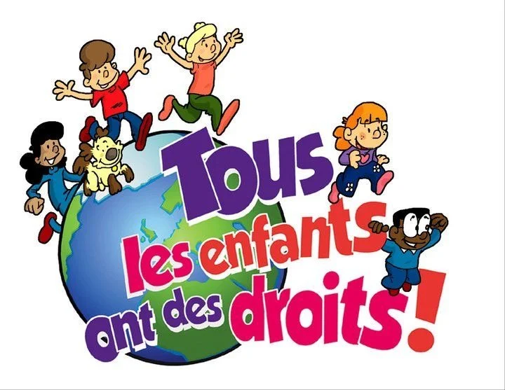 Une illustration de plusieurs enfants chantant ou sautant autour d'une Terre stylisée, avec un message en français "Tous les enfants ont des droits" en lettres colorées.