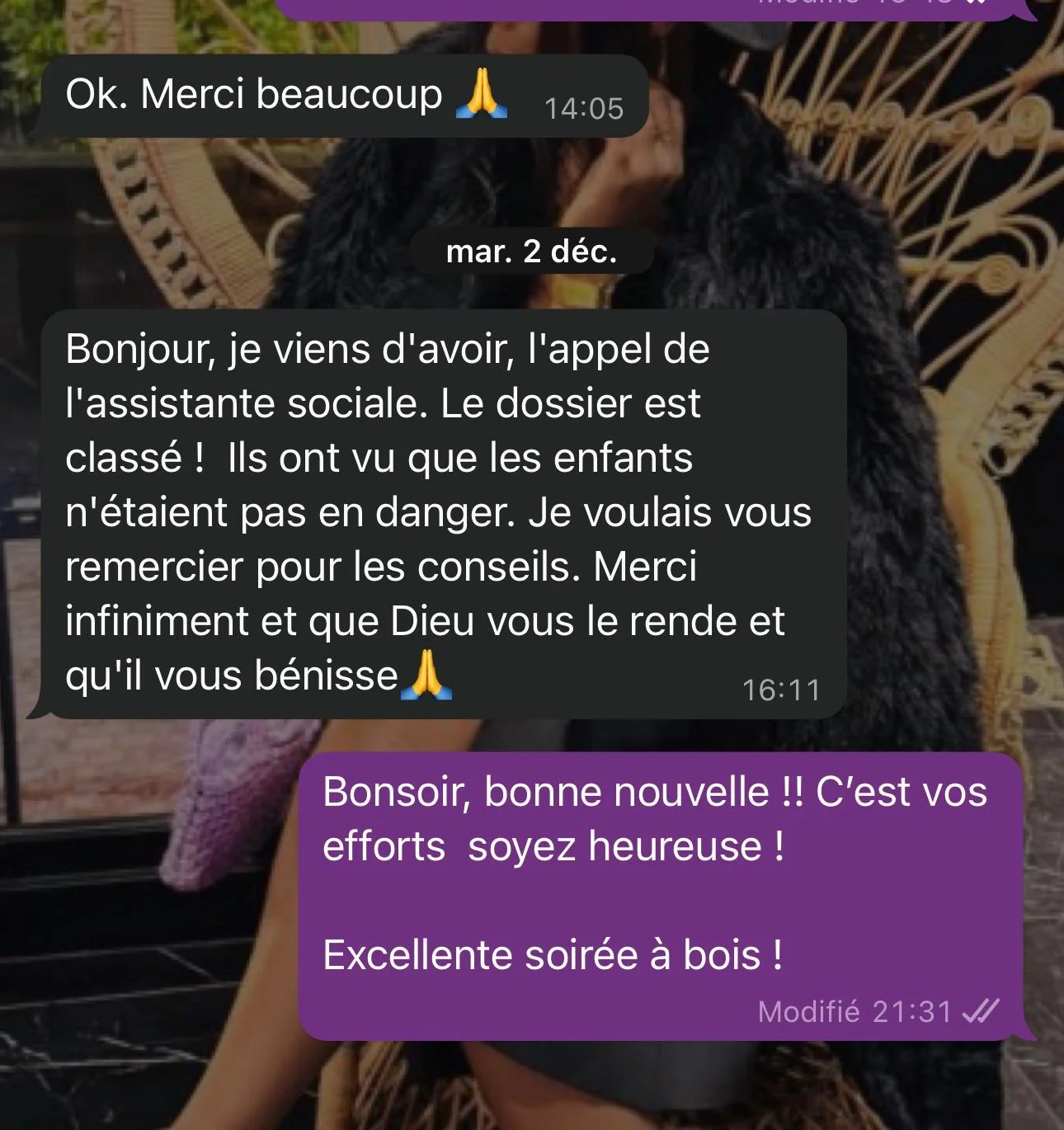 Capture d'écran d'une conversation WhatsApp en français avec des messages de remerciement et de félicitations, sur fond d'une personne assise sur une chaise en rotin, portant une veste noire, en arrière-plan.