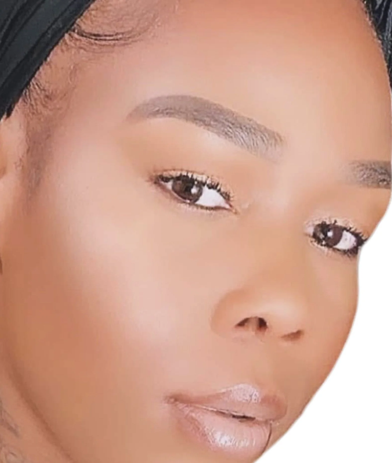 Close-up d'une femme avec un maquillage naturel, sourcils bien dessinés, yeux légèrement maquillés, peau claire et lisse.