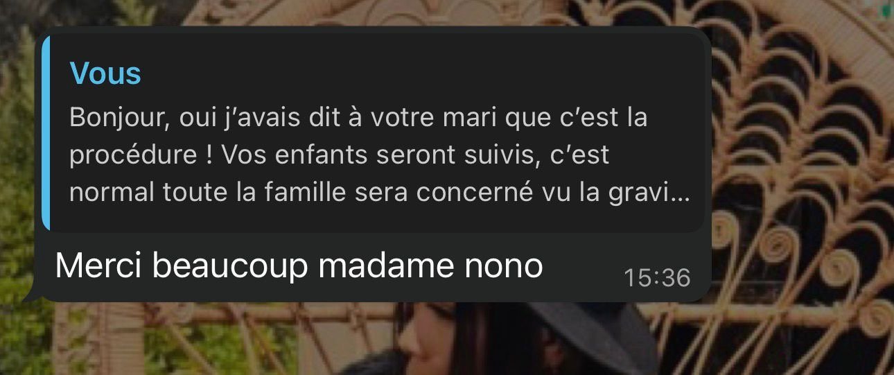 Conversation de messagerie avec un message en français concernant une procédure médicale, à côté d'une photo de pergolas en bois dans un jardin.