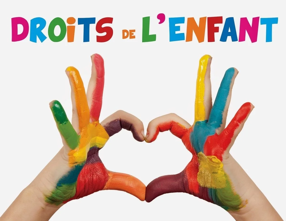 Les mains d'un enfant peintes de plusieurs couleurs, formant un cœur, avec le texte 'Droits de l'enfant' en haut en lettres colorées.
