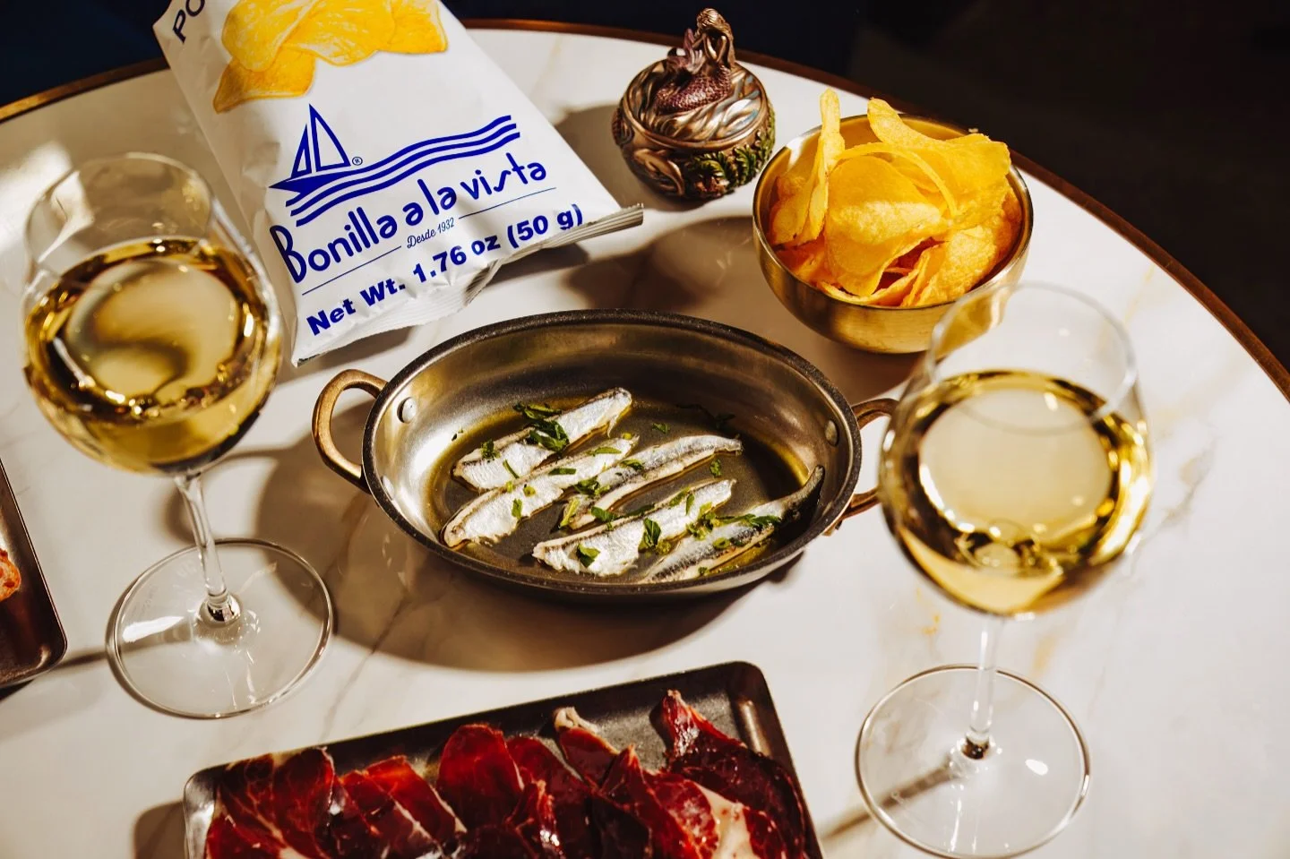 It&rsquo;s the simple things. ✨

Boquerones with olive oil and parsley, Bonilla a la Vista chips, and a glass of wine &mdash; nothing complicated, just exactly what you want.

#SeirenNYC #Boquerones #Conservas #NYCEats #TapasNYC