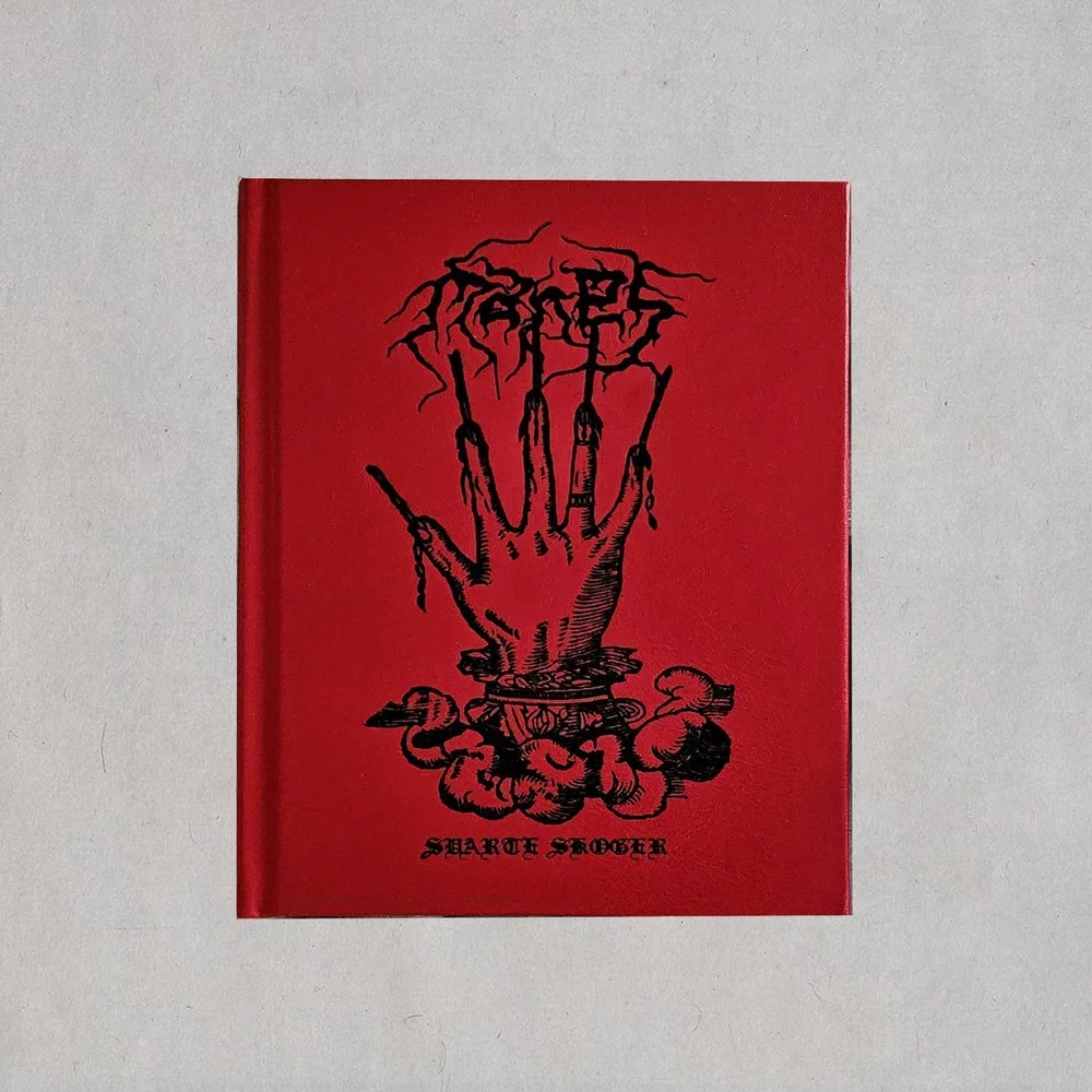 MANES - Svarte Skoger RÖD.webp