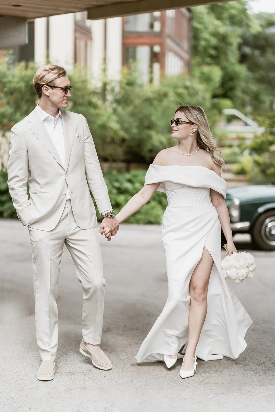 Braut und Bräutigam spazieren Hand in Hand durch das Hotel Lengbachhof während ihrer Hochzeit in Niederösterreich.