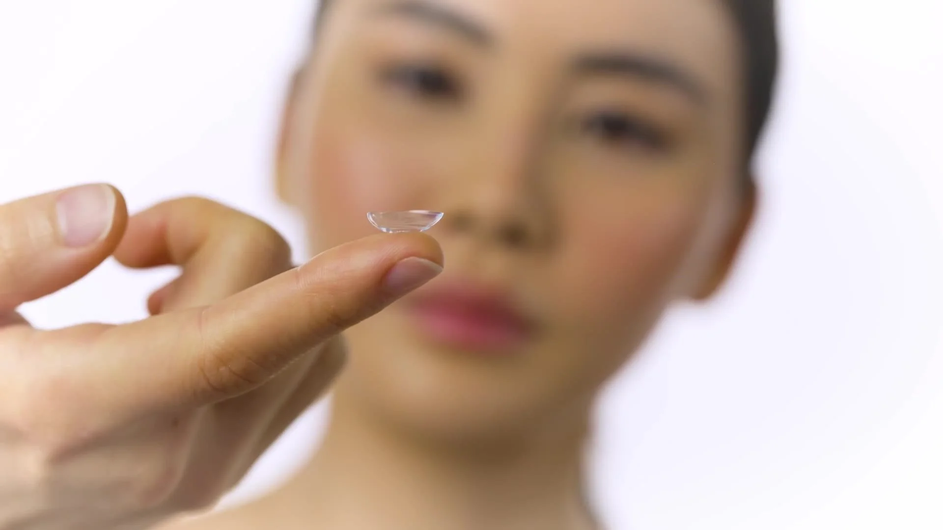 coopervision-contact-lens-how-to-medical-video-lens-close-up.jpg