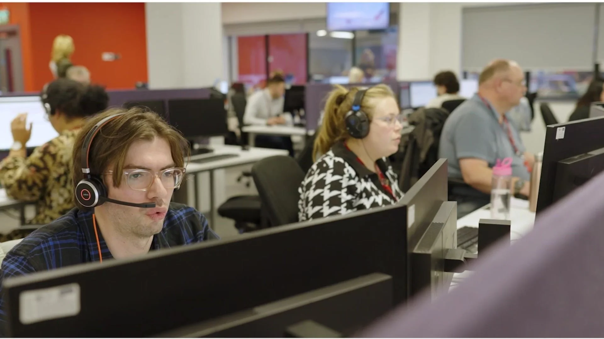 virgin-atlantic-genesys-case-study-video-agents-on-headsets.jpg