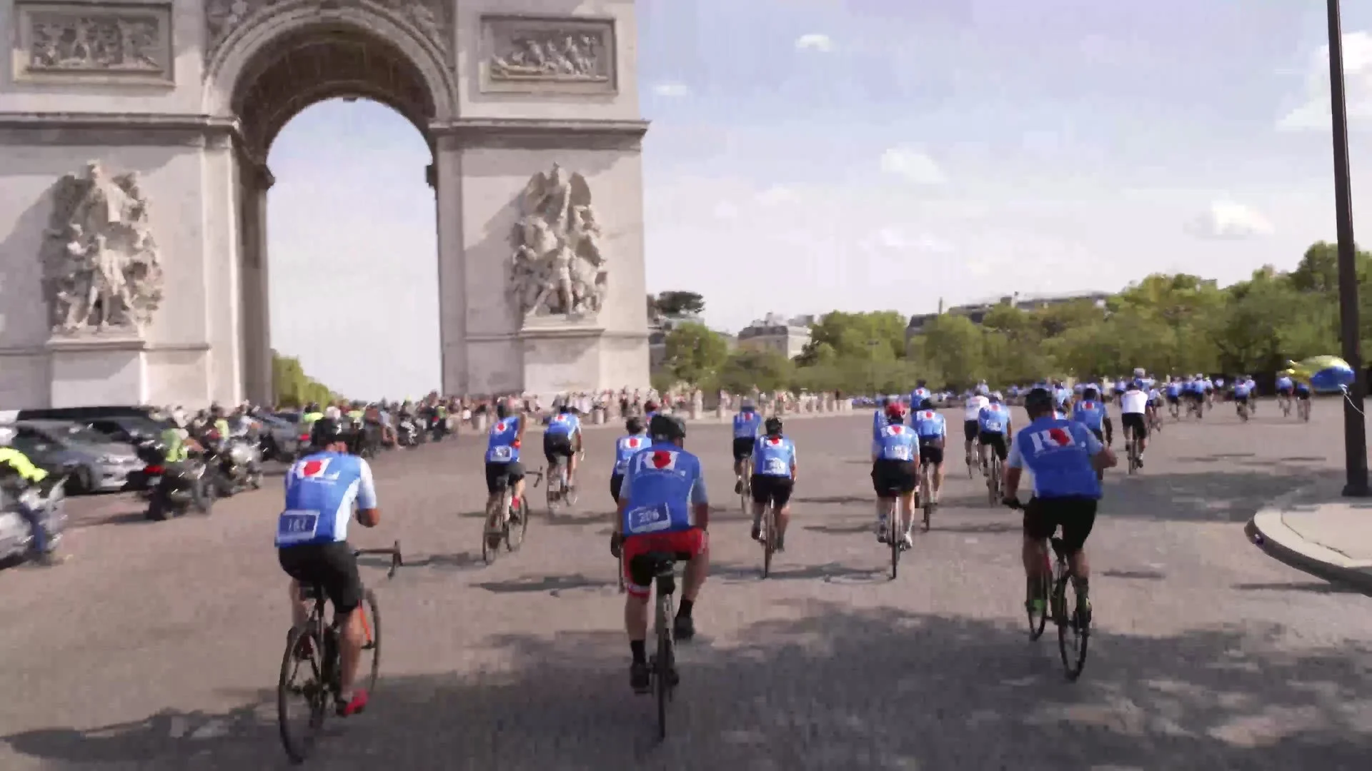 Riders arriving at the Arc de Triomphe