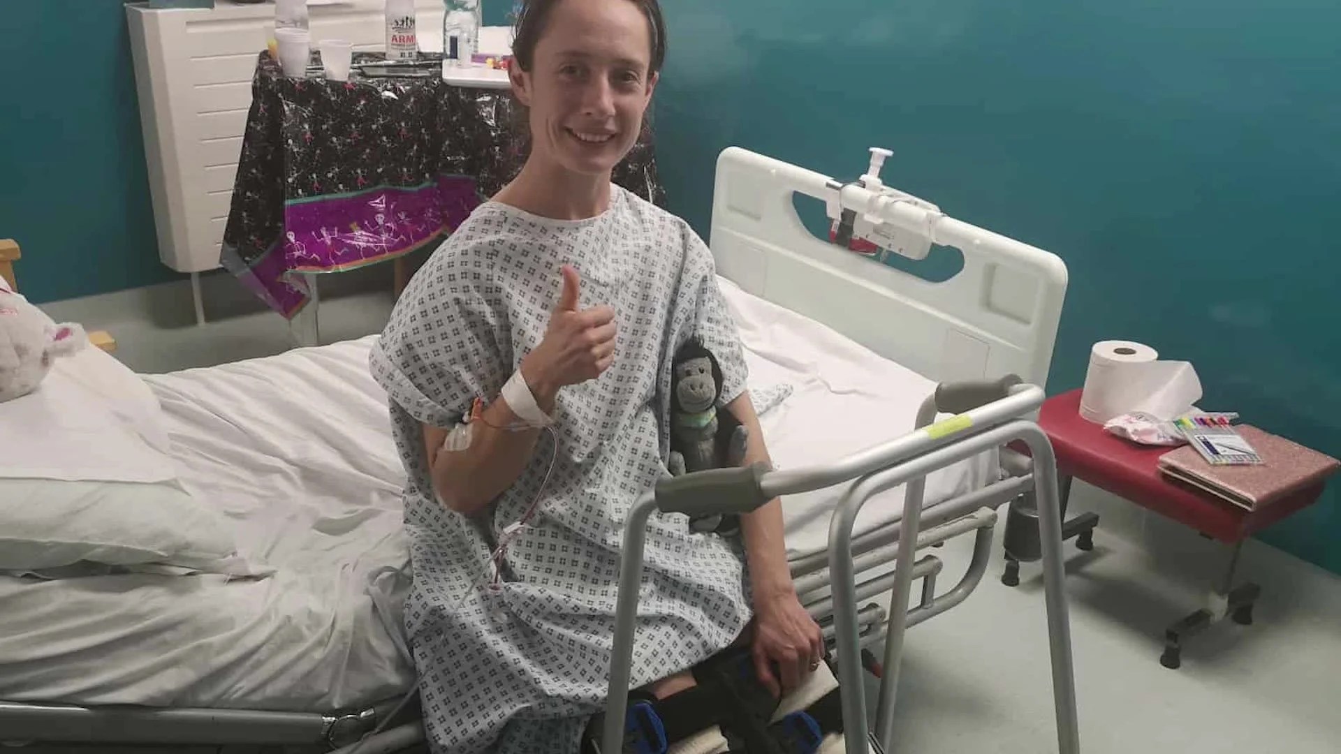 Leanne giving a thumbs up from her hospital bed