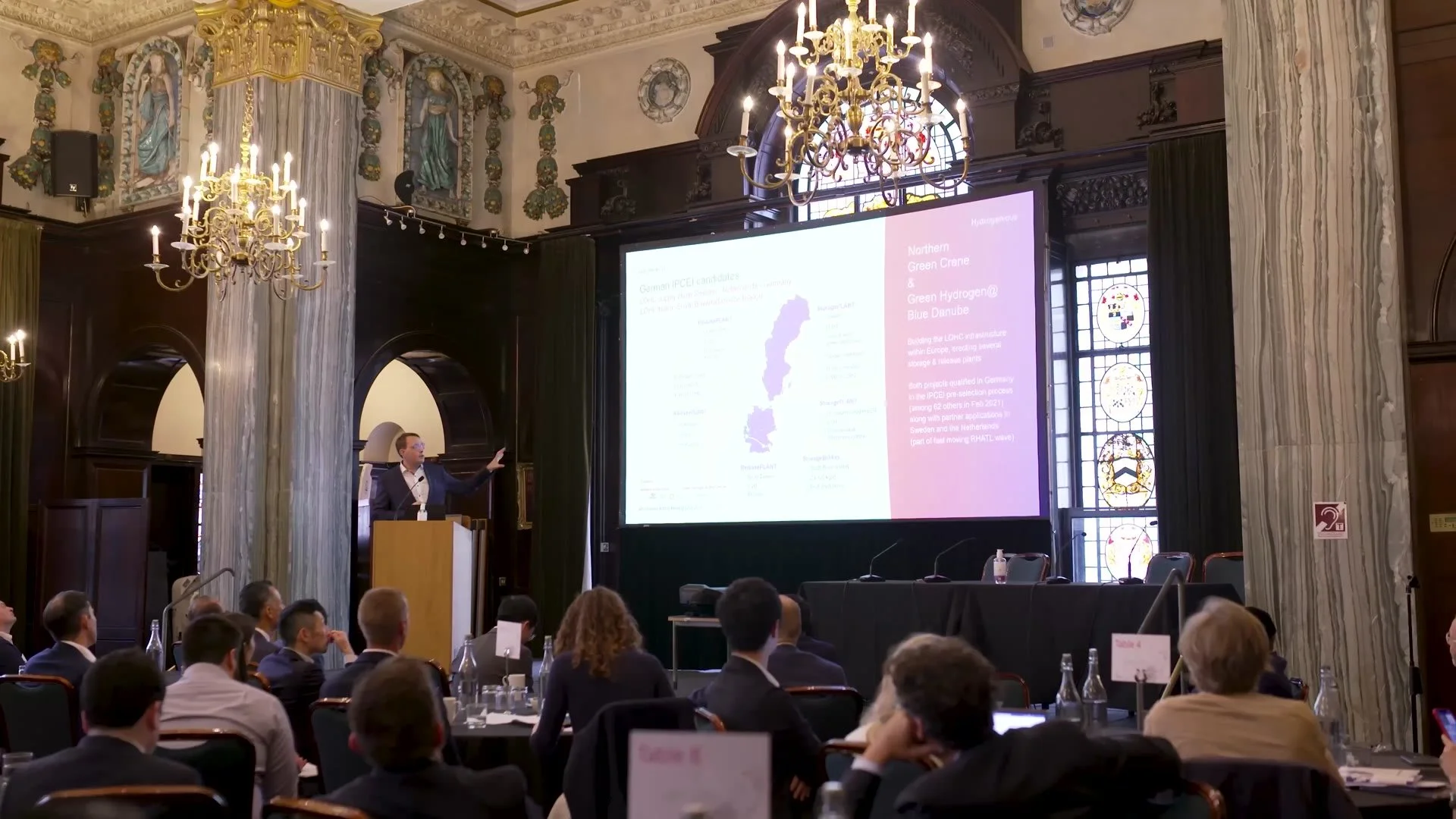 The main hall during a session