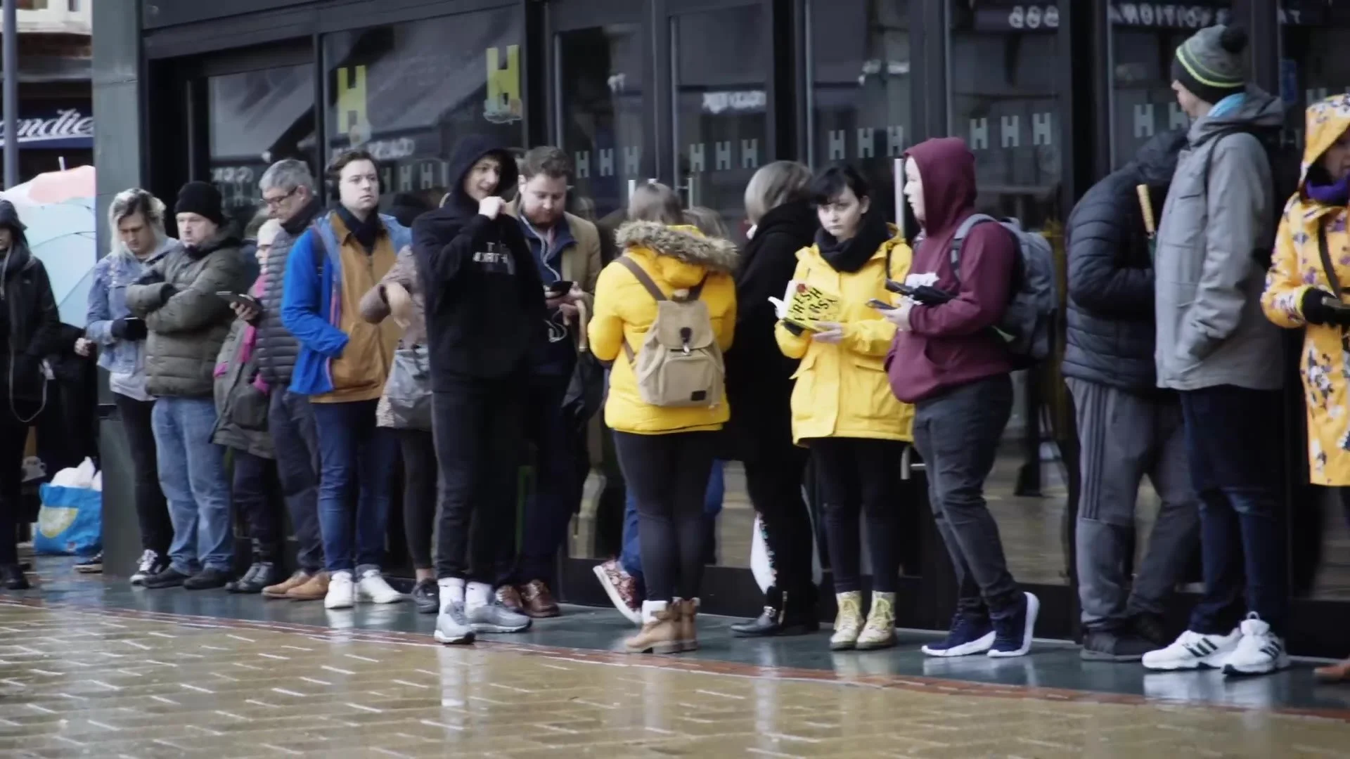 The queue along the theatre front
