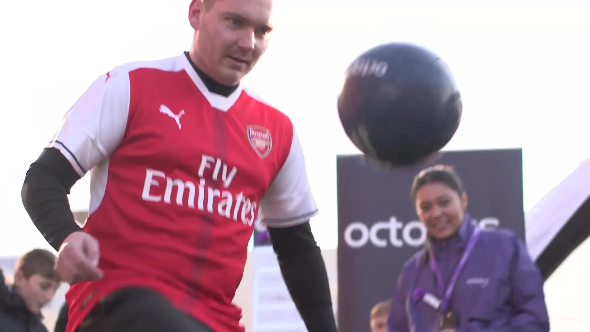 A fan doing keepy-uppy