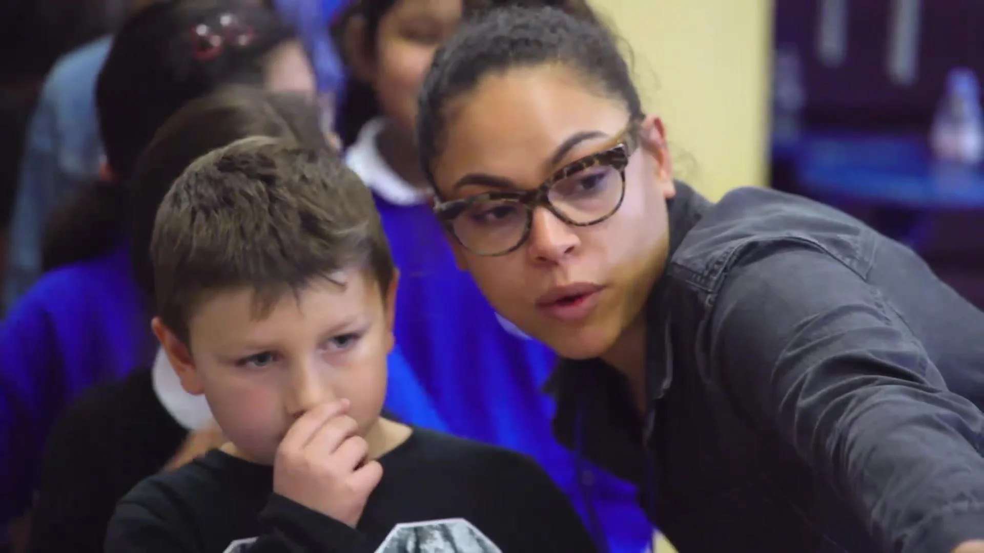 A teaching artist working with pupils