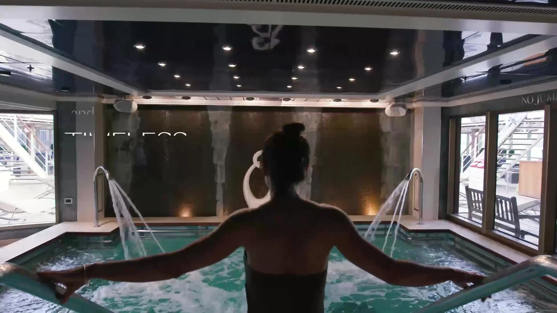 Guest in the hydrotherapy pool at Mareel Wellness & Beauty