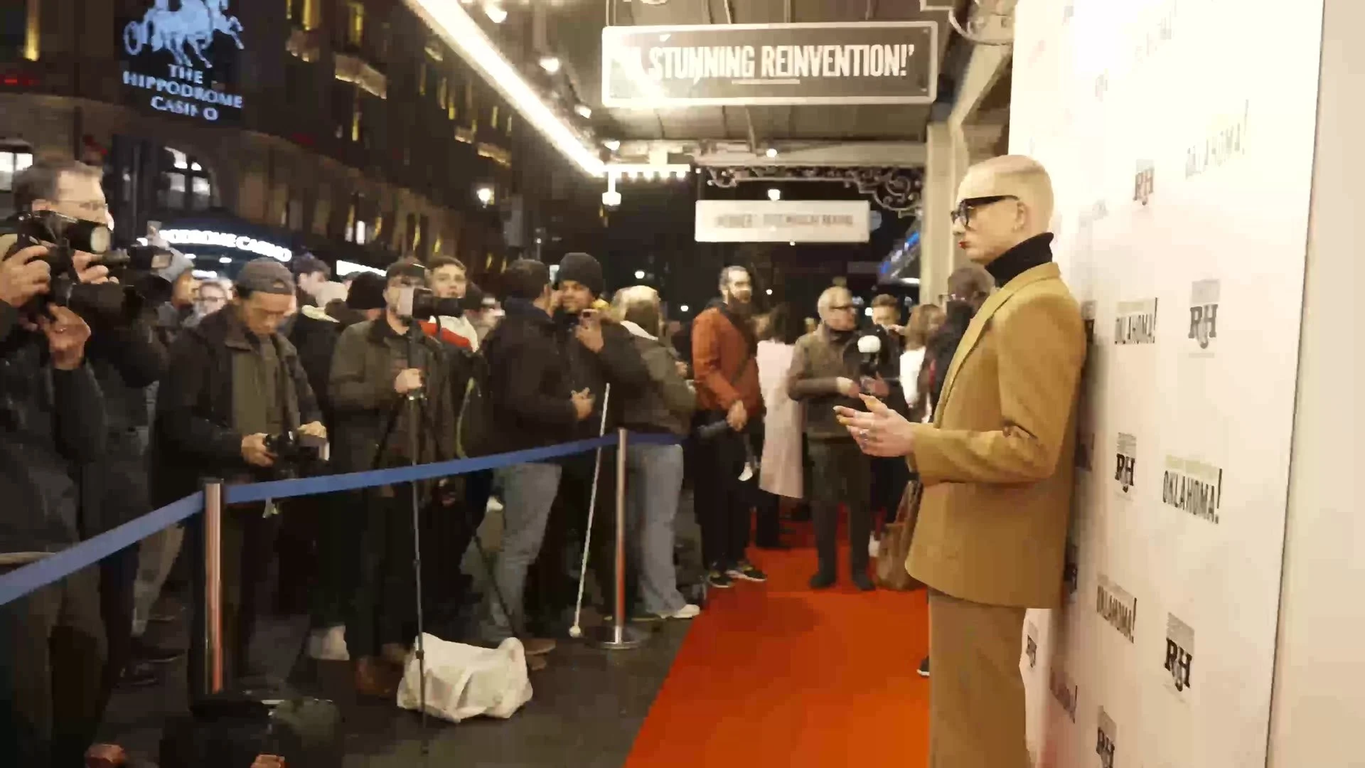 Crowds by the red carpet