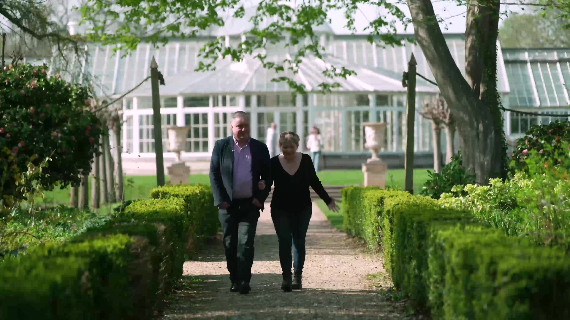 Lee and Jennifer walking together at Chiswick House